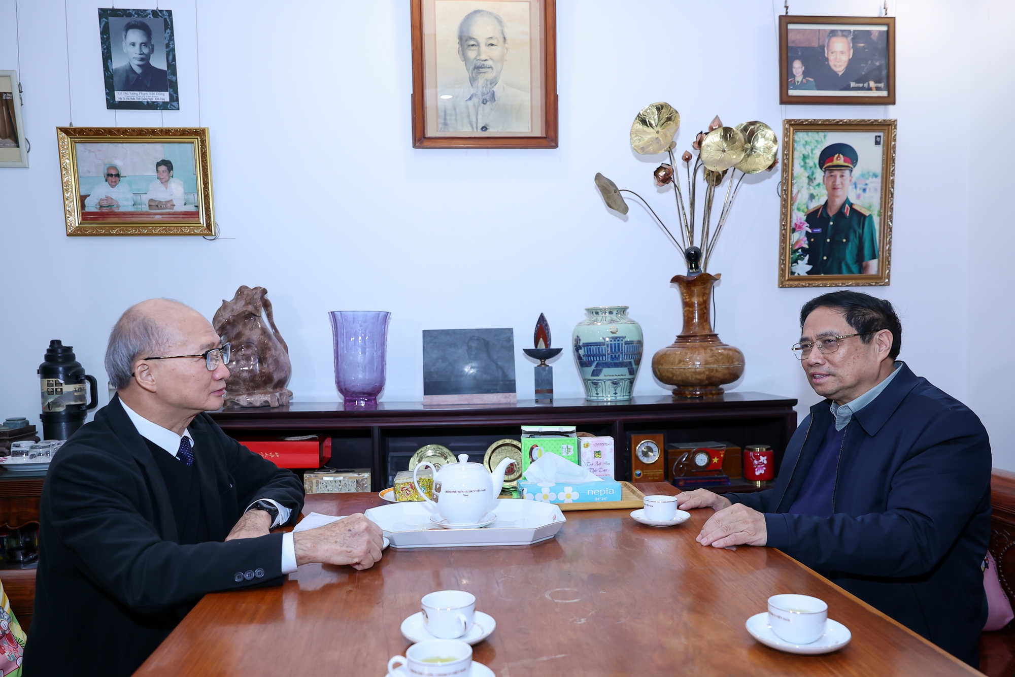 Thủ tướng Phạm Minh Chính thăm hỏi tình hình đời sống, công tác của thân nhân cố Thủ tướng Phạm Văn Đồng - Ảnh: VGP/Nhật Bắc