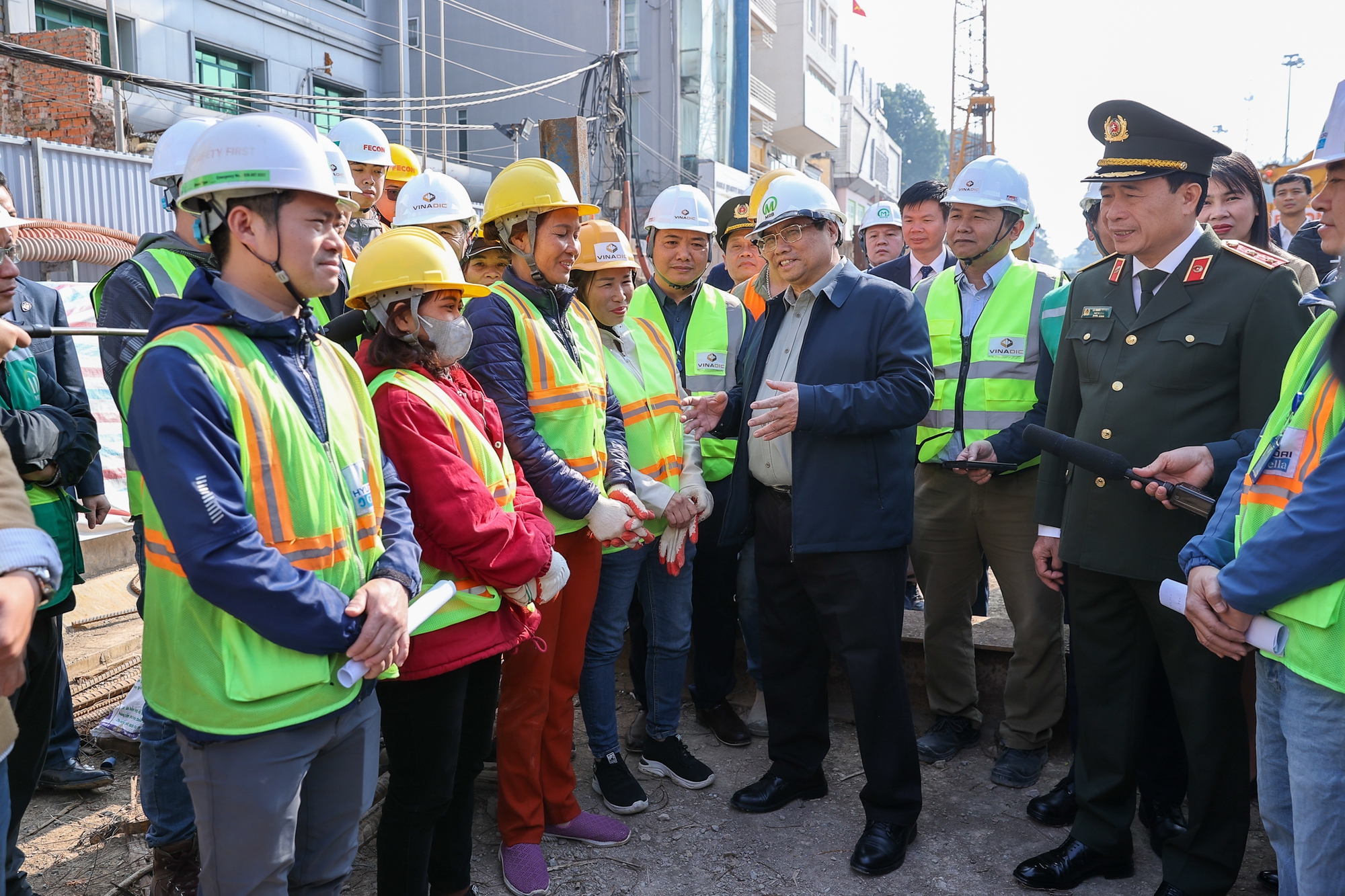 Thủ tướng trò chuyện, động viên cán bộ, công nhân đang làm việc trên công trường - Ảnh: VGP/Nhật Bắc