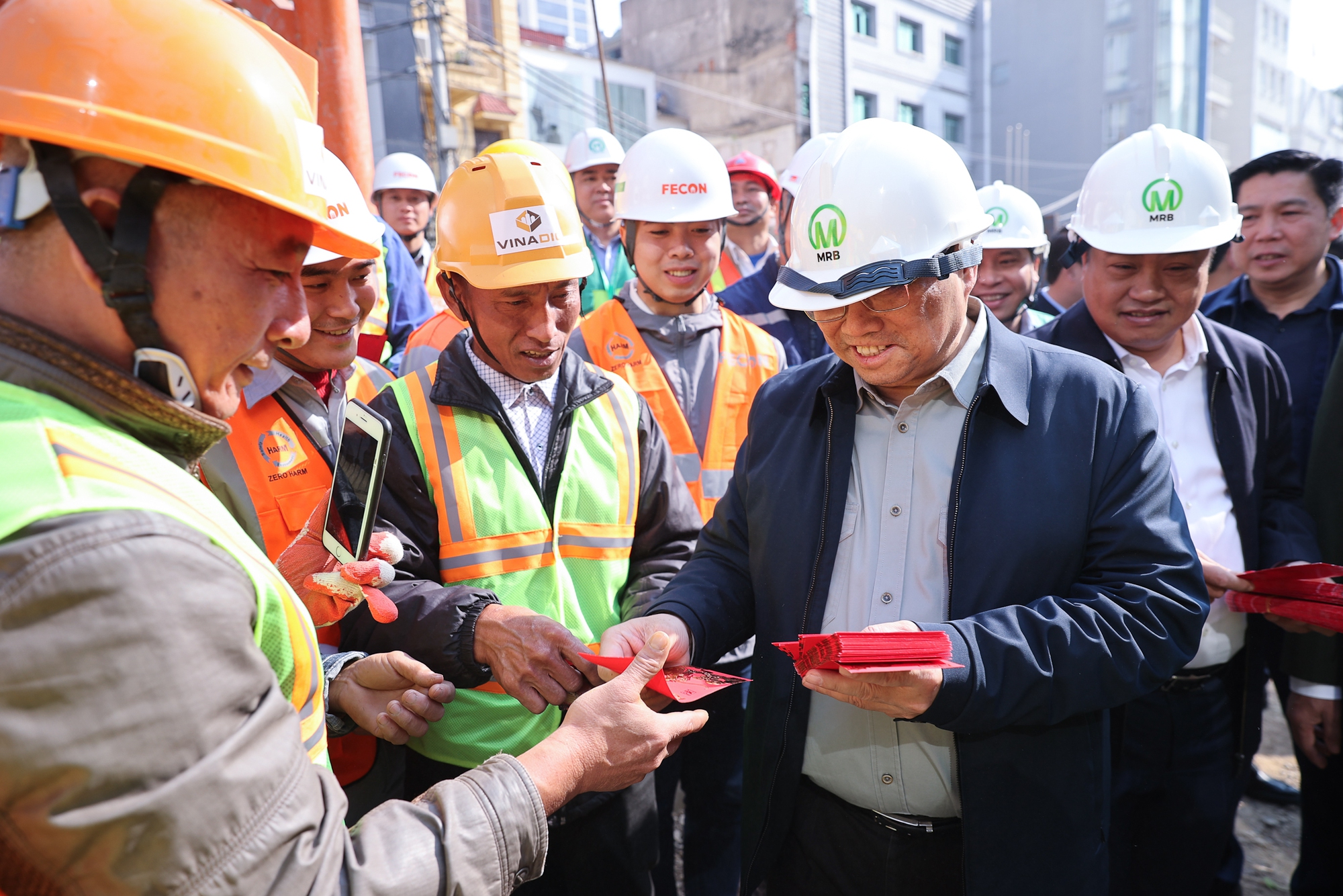 Thủ tướng hoan nghênh tinh thần làm việc và tặng quà các chuyên gia, cán bộ, công nhân trên công trường - Ảnh: VGP/Nhật Bắc