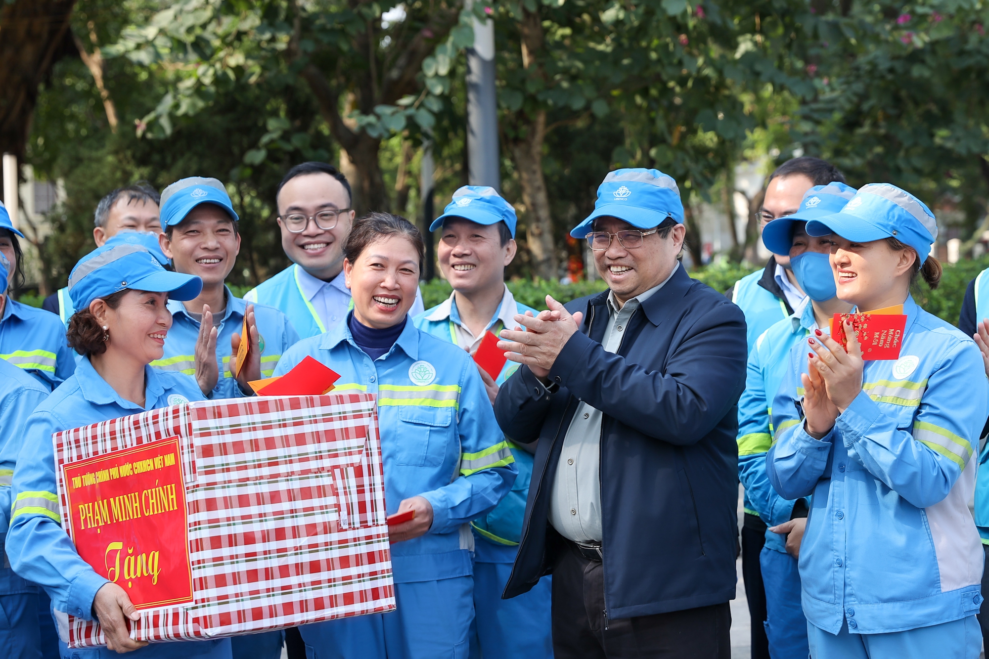 Các công nhân vệ sinh môi trường bày tỏ xúc động được lãnh đạo Đảng, Nhà nước đến thăm, động viên; hứa với Thủ tướng luôn nỗ lực vượt mọi khó khăn, gác lại việc gia đình dịp Tết để giữ gìn, bảo vệ môi trường Thành phố - Ảnh: VGP/Nhật Bắc