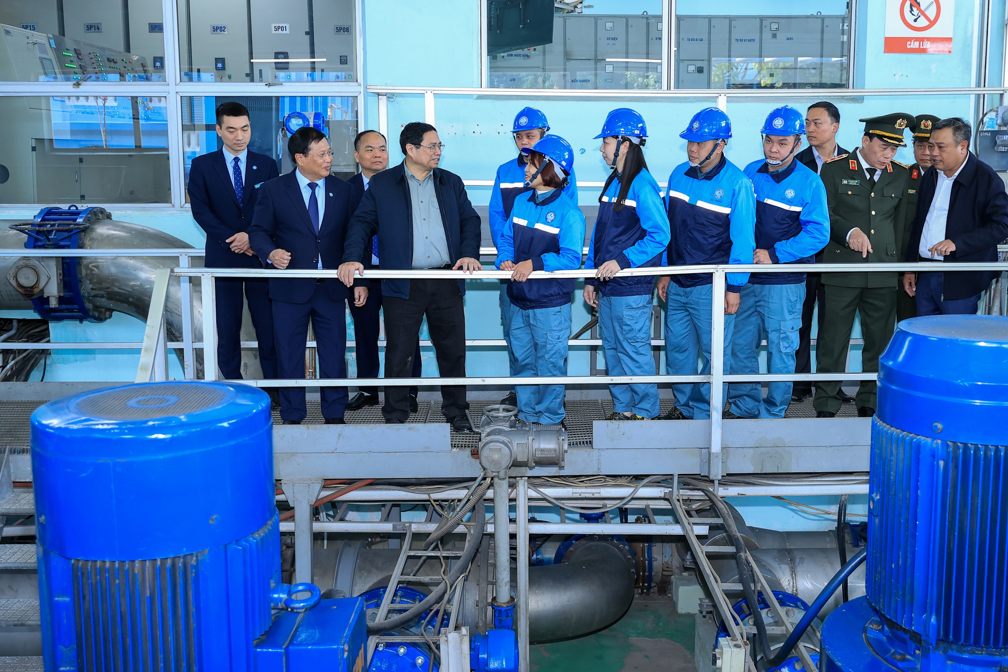 Thủ tướng đánh giá cao Công ty Nước sạch Hà Nội đã đảm bảo tất cả các hoạt động bình thường dịp Tết, không để cho khu vực nào mất nước, thiếu nước trong dịp Tết - Ảnh: VGP/Nhật Bắc