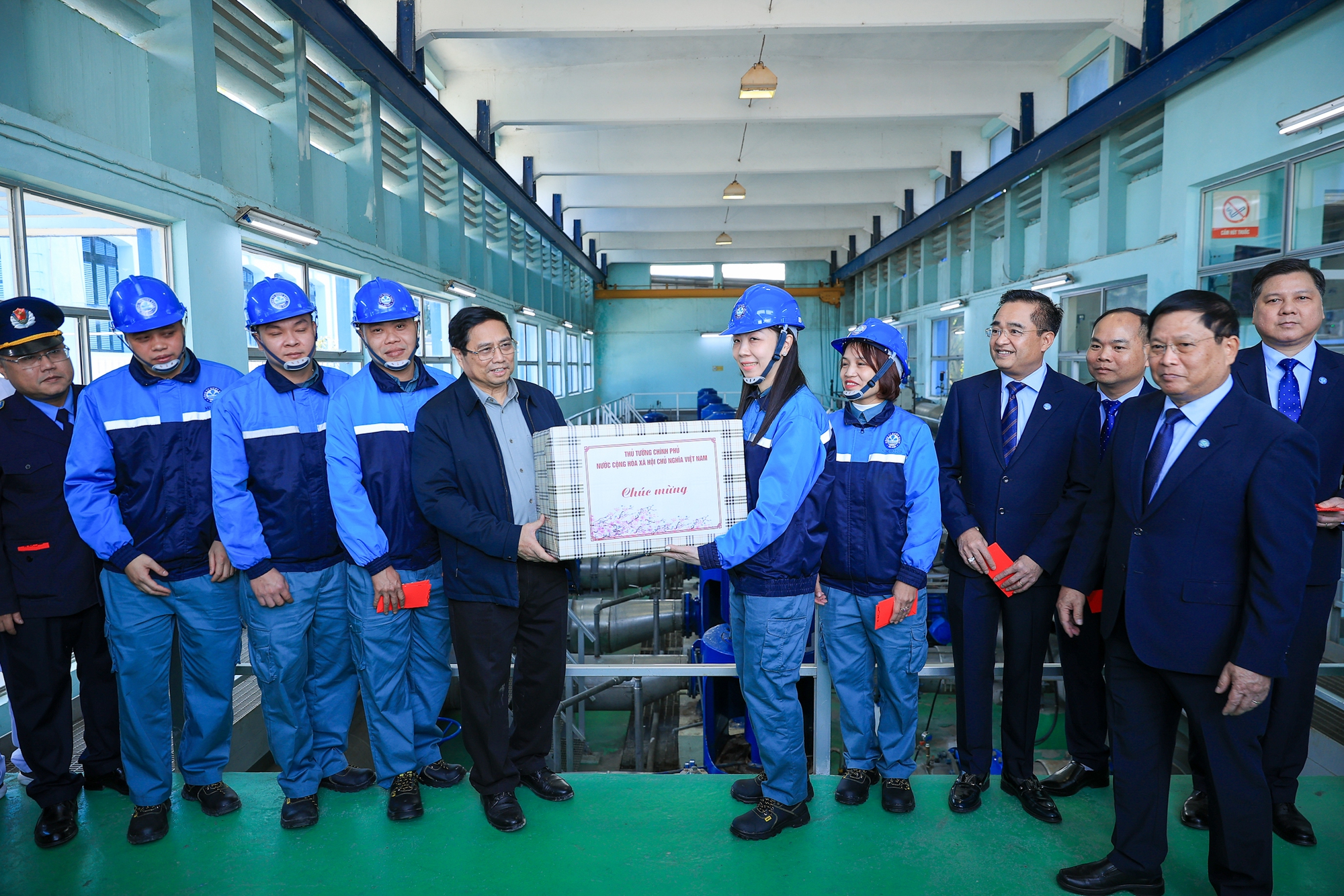 Thủ tướng chúc Tết, tặng quà động viên người lao động tại Nhà máy nước Yên Phụ - Ảnh: VGP/Nhật Bắc