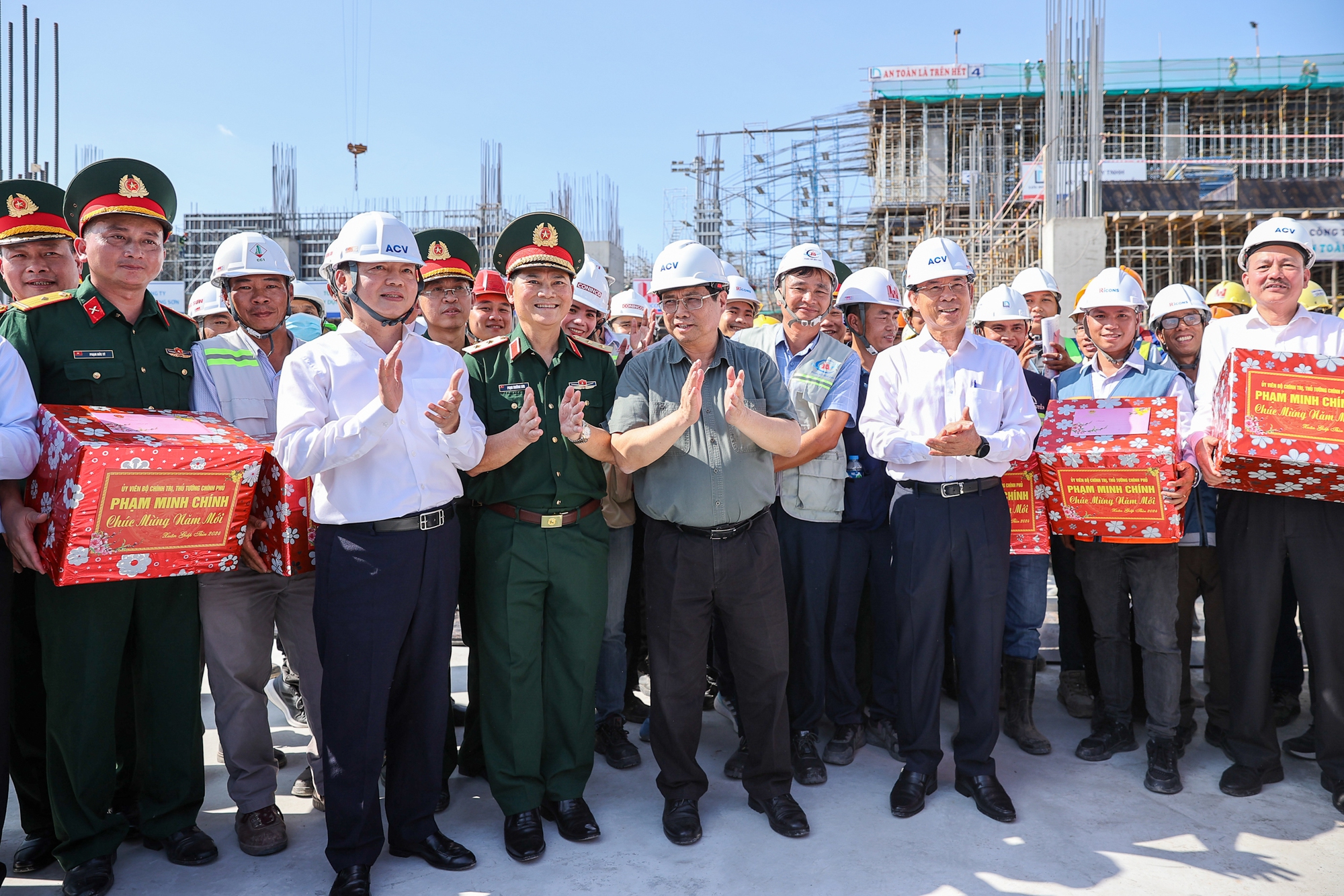 Thủ tướng làm việc và kiểm tra dự án nhà Ga hành khách T3 Tân Sơn Nhất (TPHCM) - Ảnh: VGP/Nhật Bắc