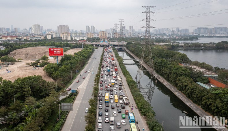 Tình hình ùn, tắc giao thông trong dịp nghỉ Tết Nguyên đán Giáp Thìn chủ yếu tập trung tại các tuyến đường cửa ngõ Thủ đô Hà Nội và Thành phố Hồ Chí Minh vào các ngày cao điểm.