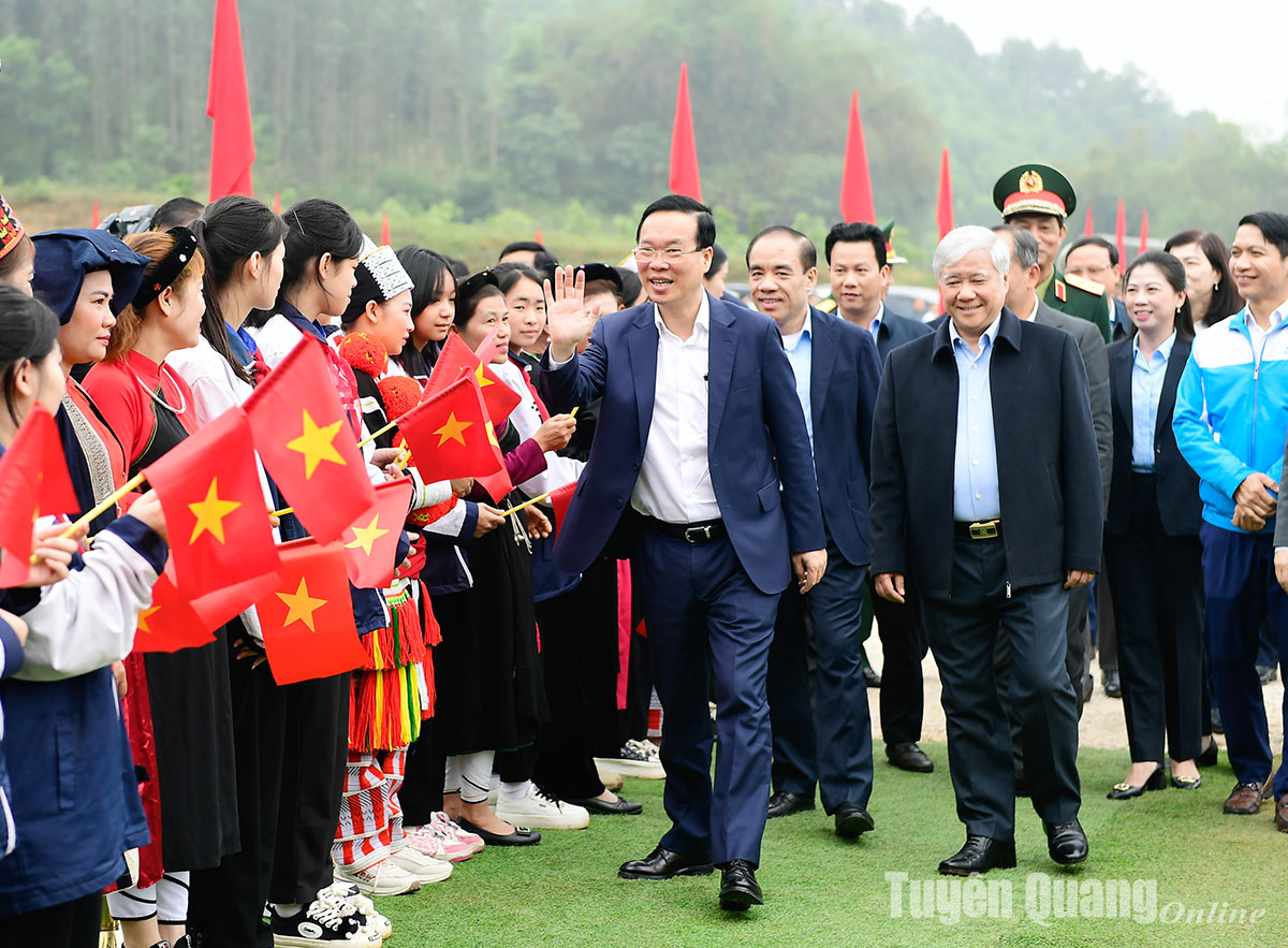 Chủ tịch nước Võ Văn Thưởng, lãnh đạo các bộ, ngành Trung ương, lãnh đạo tỉnh với nhân dân các dân tộc xã Kim Phú (TP. Tuyên Quang) tại Lễ phát động thi đua và Tết trồng cây