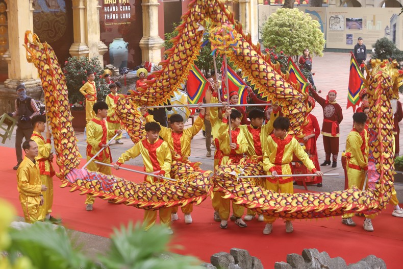 Màn múa rồng tạo không khí lễ hội sôi động trước nền điện Kính Thiên.