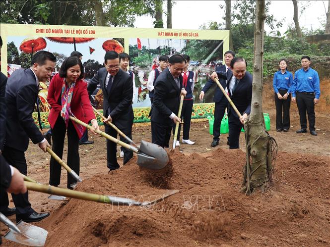 Chủ tịch nước Võ Văn Thưởng cùng các đại biểu trồng cây lưu niệm tại khuôn viên Di tích quốc gia đặc biệt Cổ Loa