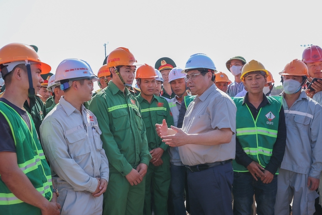 Thủ tướng động viên đội ngũ cán bộ kỹ sư thi công tuyến cao tốc Biên Hoà-Vũng Tàu trong chuyến thị sát ngày 12-13/2 - Ảnh: VGP/Nhật Bắc