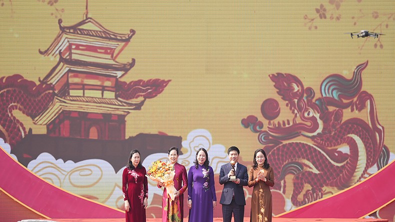Phó Chủ tịch nước Võ Thị Ánh Xuân trao hoa và cúp “Điểm đến văn hóa địa phương hàng đầu thế giới” cho tỉnh Hà Nam.