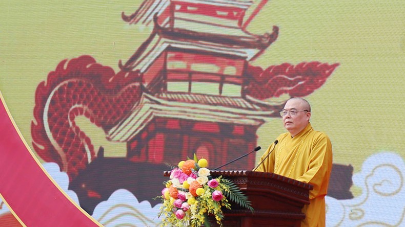 Hòa thượng Thích Thanh Nhiễu phát biểu khai mạc hội xuân Tam Chúc.