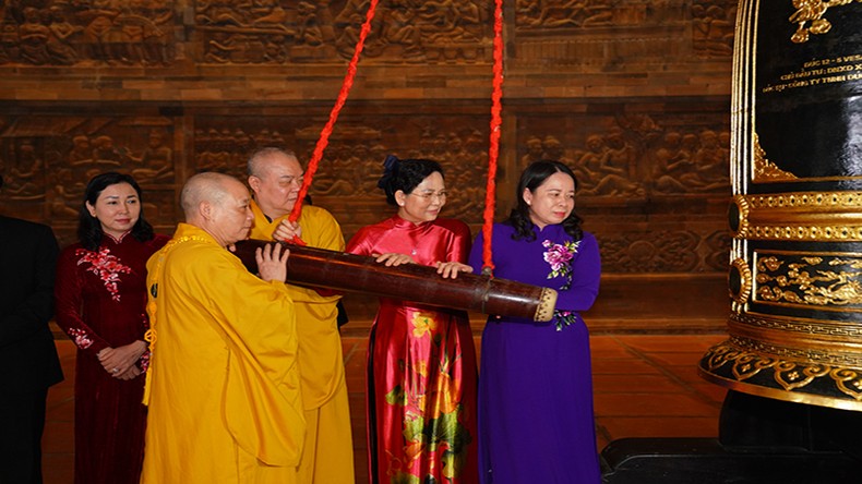 Các đại biểu thực hiện nghi lễ thỉnh chuông tại chùa Tam Chúc.