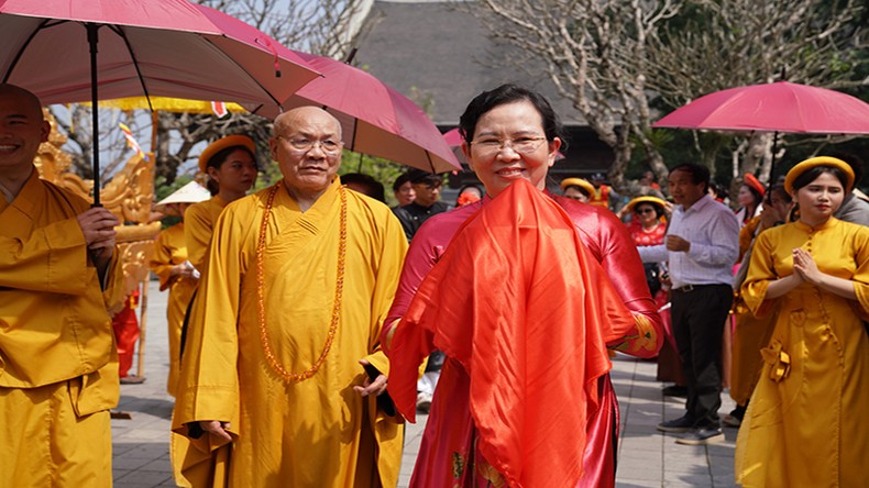 Đồng chí Bí thư Tỉnh ủy Hà Nam cùng tham gia nghi lễ rước nước.