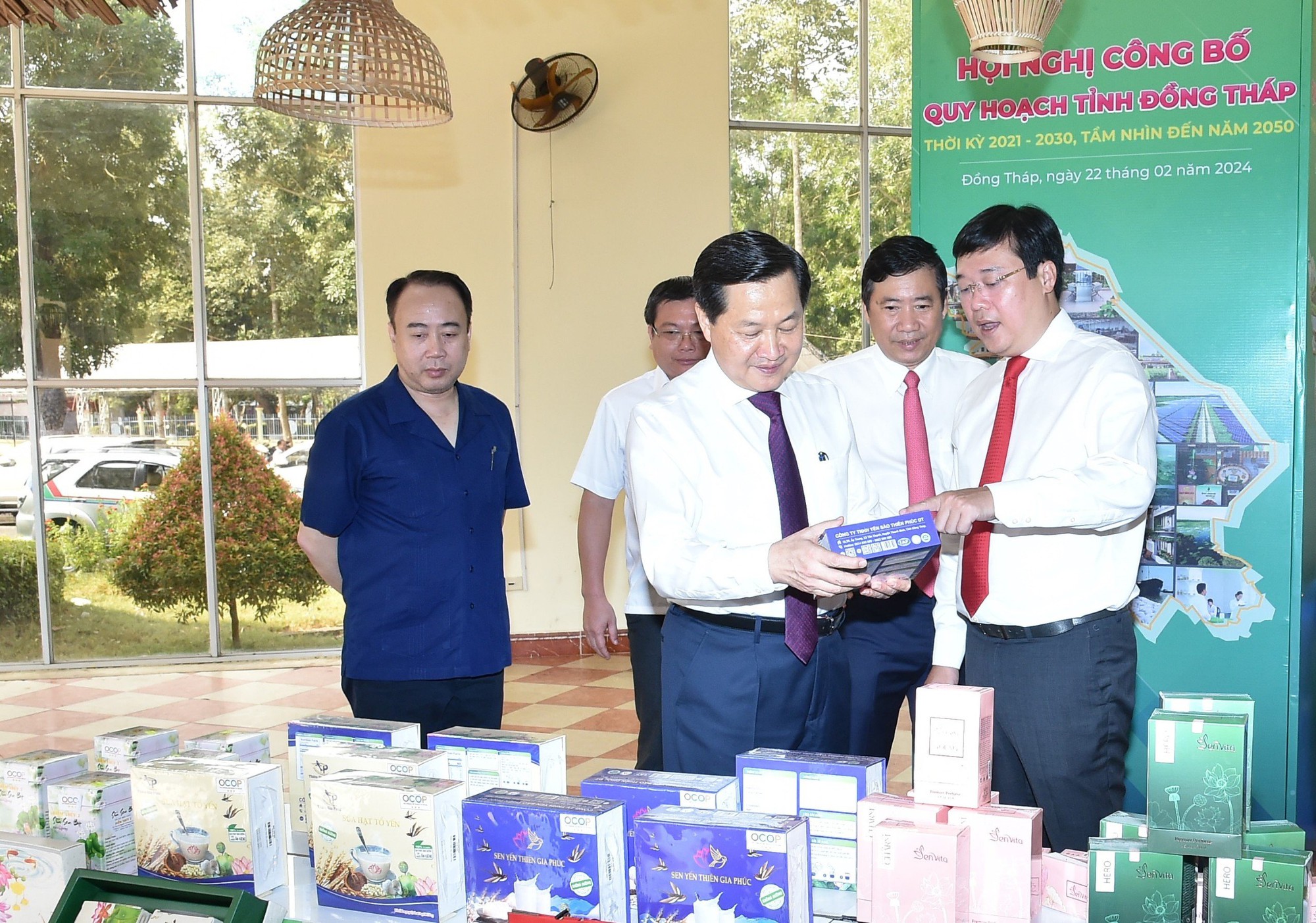 Phó Thủ tướng thăm các gian hàng trưng bày sản phẩm của tỉnh Đồng Tháp - Ảnh: VGP/Trần Mạnh
