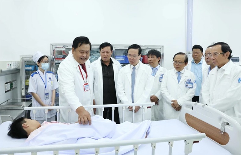 Chủ tịch nước Võ Văn Thưởng thăm bệnh nhi đang điều trị tại Bệnh viện Nhi đồng 1 Thành phố Hồ Chí Minh nhân ngày Thầy thuốc Việt Nam. Ảnh: TTXVN