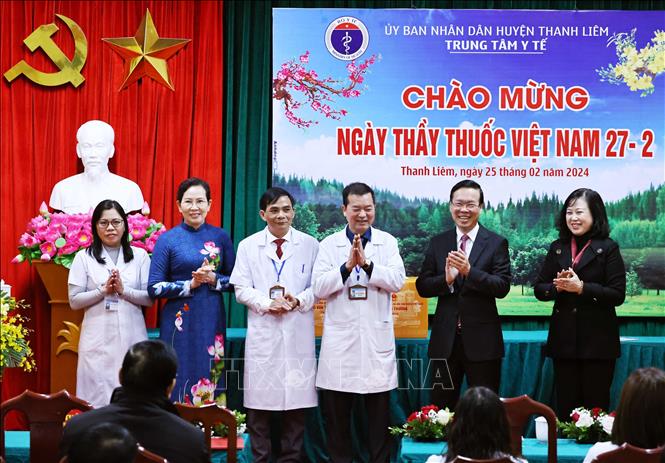Chủ tịch nước Võ Văn Thưởng tặng quà Trung tâm y tế huyện Thanh Liêm