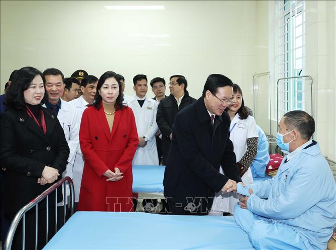 Chủ tịch nước Võ Văn Thưởng thăm hỏi bệnh nhân tại Trung tâm y tế huyện Thanh Liêm