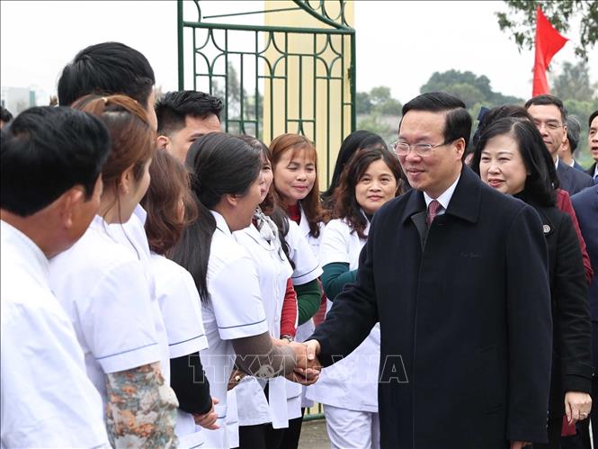 Chủ tịch nước Võ Văn Thưởng với các thầy thuốc của Trạm y tế xã Thanh Phong, huyện Thanh Liêm