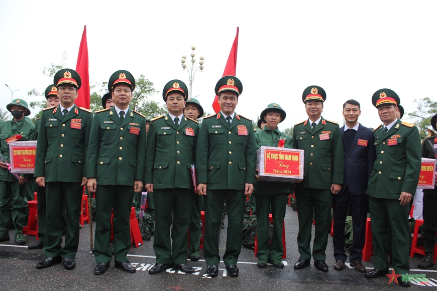 Thượng tướng Vũ Hải Sản, Ủy viên Trung ương Đảng, Thứ trưởng Bộ Quốc phòng dự và tặng quà động viên các thanh niên nhập ngũ của huyện Hải Hậu, Nam Định - Ảnh: QĐND