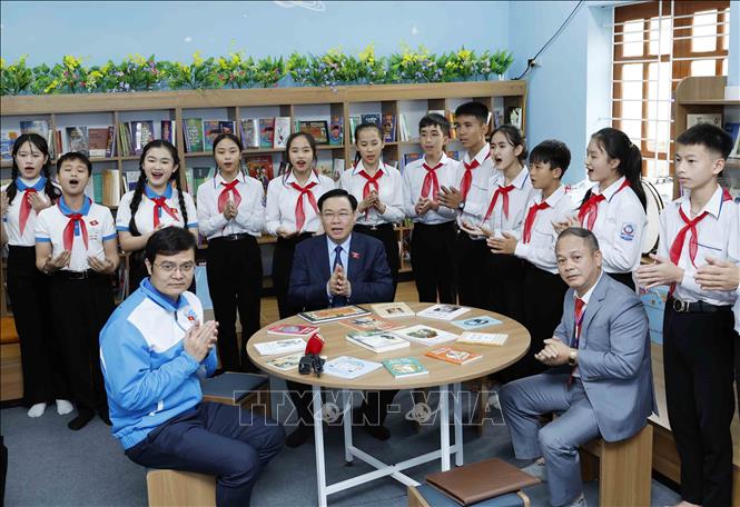 Chủ tịch Quốc hội Vương Đình Huệ với học sinh tại ""Không gian đọc sách, tương tác và sinh hoạt Đội" của Trường Trung học cơ sở Nam Thanh