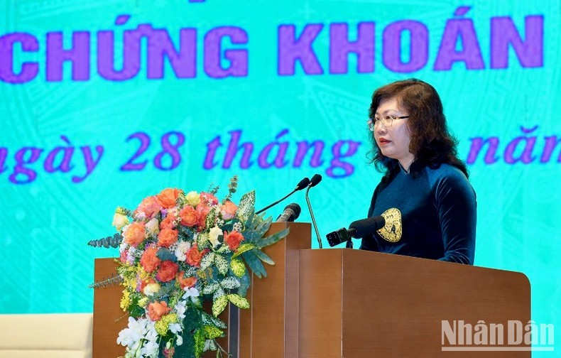 Chủ tịch Ủy ban Chứng khoán Nhà nước Vũ Thị Chân Phương trình bày báo cáo tóm tắt tình hình thị trường chứng khoán Việt Nam năm 2023 và triển vọng năm 2024.