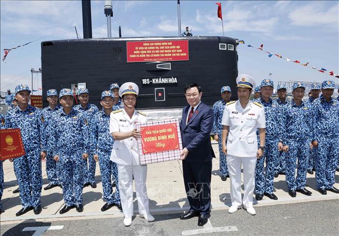 Chủ tịch Quốc hội Vương Đình Huệ tặng quà cho cán bộ, chiến sĩ Lữ đoàn tàu ngầm 189 - Ảnh: TTXVN