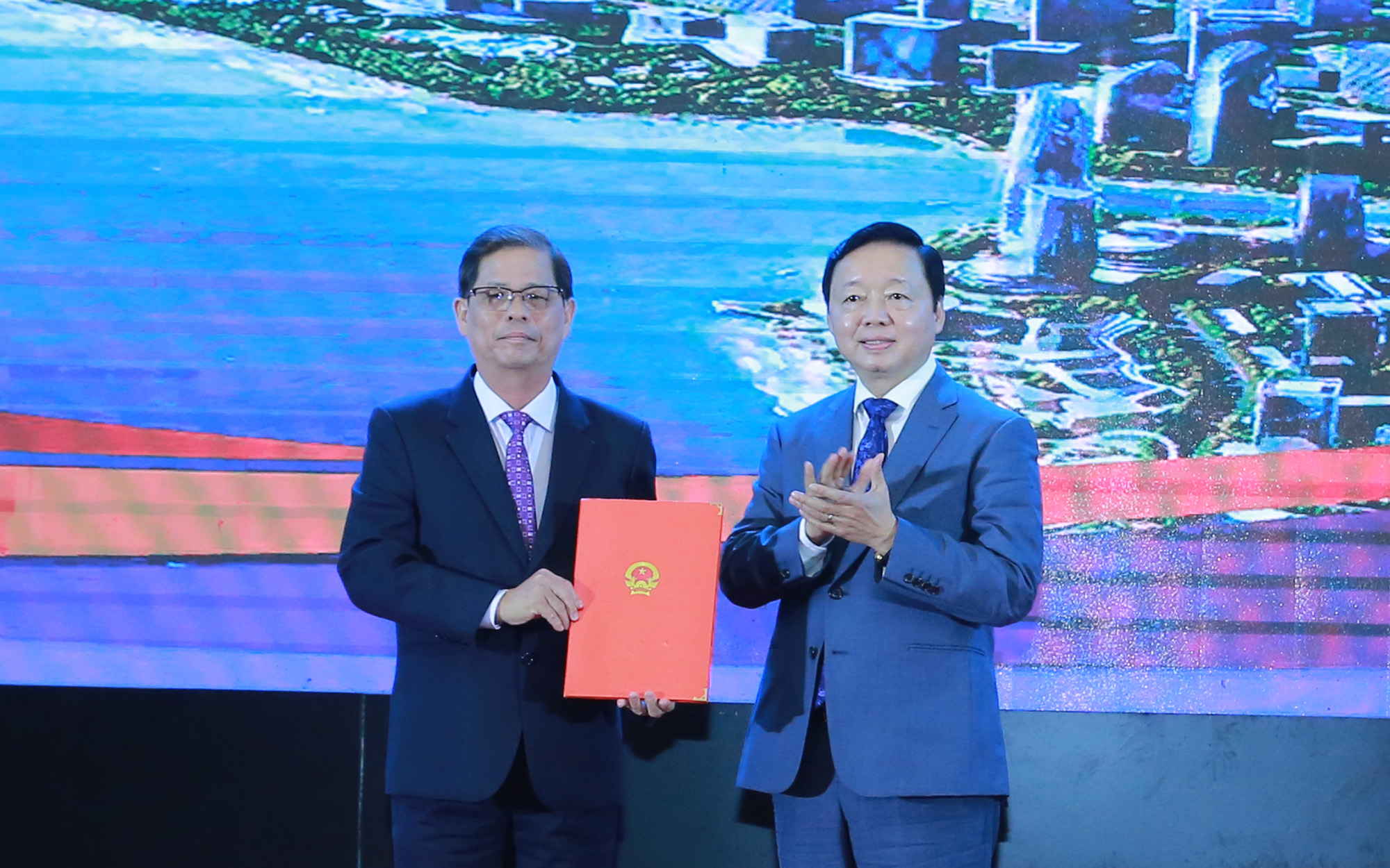 Phó Thủ tướng Trần Hồng Hà trao quyết định của Thủ tướng Chính phủ phê duyệt Đồ án Quy hoạch chung đô thị mới Cam Lâm đến năm 2045 cho lãnh đạo tỉnh Khánh Hoà - Ảnh: VGP/Minh Khôi