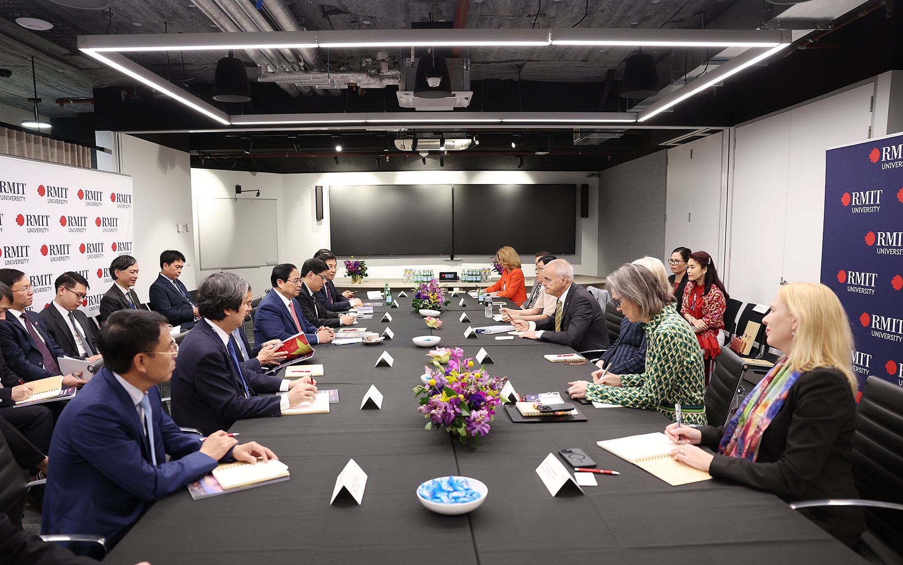 Thủ tướng tiếp Hiệu trưởng Đại học RMIT - Ảnh: VGP/Nhật Bắc