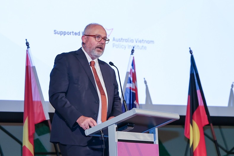Đồng Bộ trưởng Sản xuất và Thương mại Australia Tim Ayres phát biểu ý kiến tại Diễn đàn (Ảnh: Nhật Bắc).