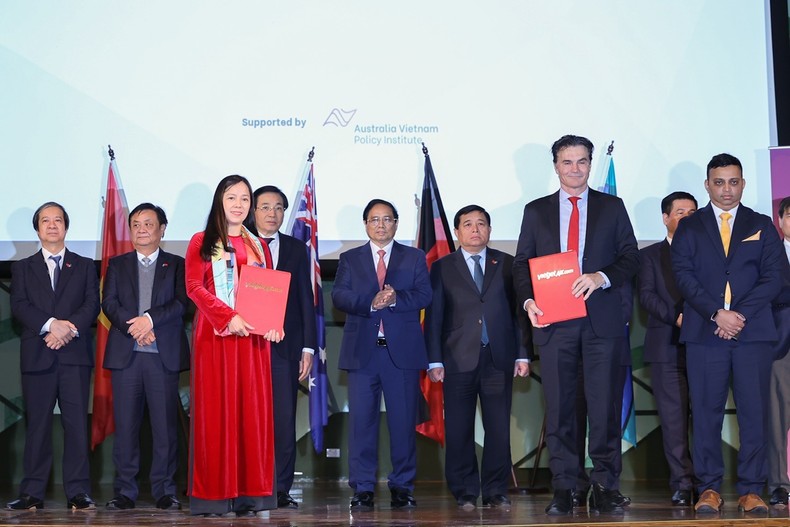 Thủ tướng Phạm Minh Chính chứng kiến lễ trao biên bản hợp tác giữa doanh nghiệp Việt Nam và Australia (Ảnh: Nhật Bắc).