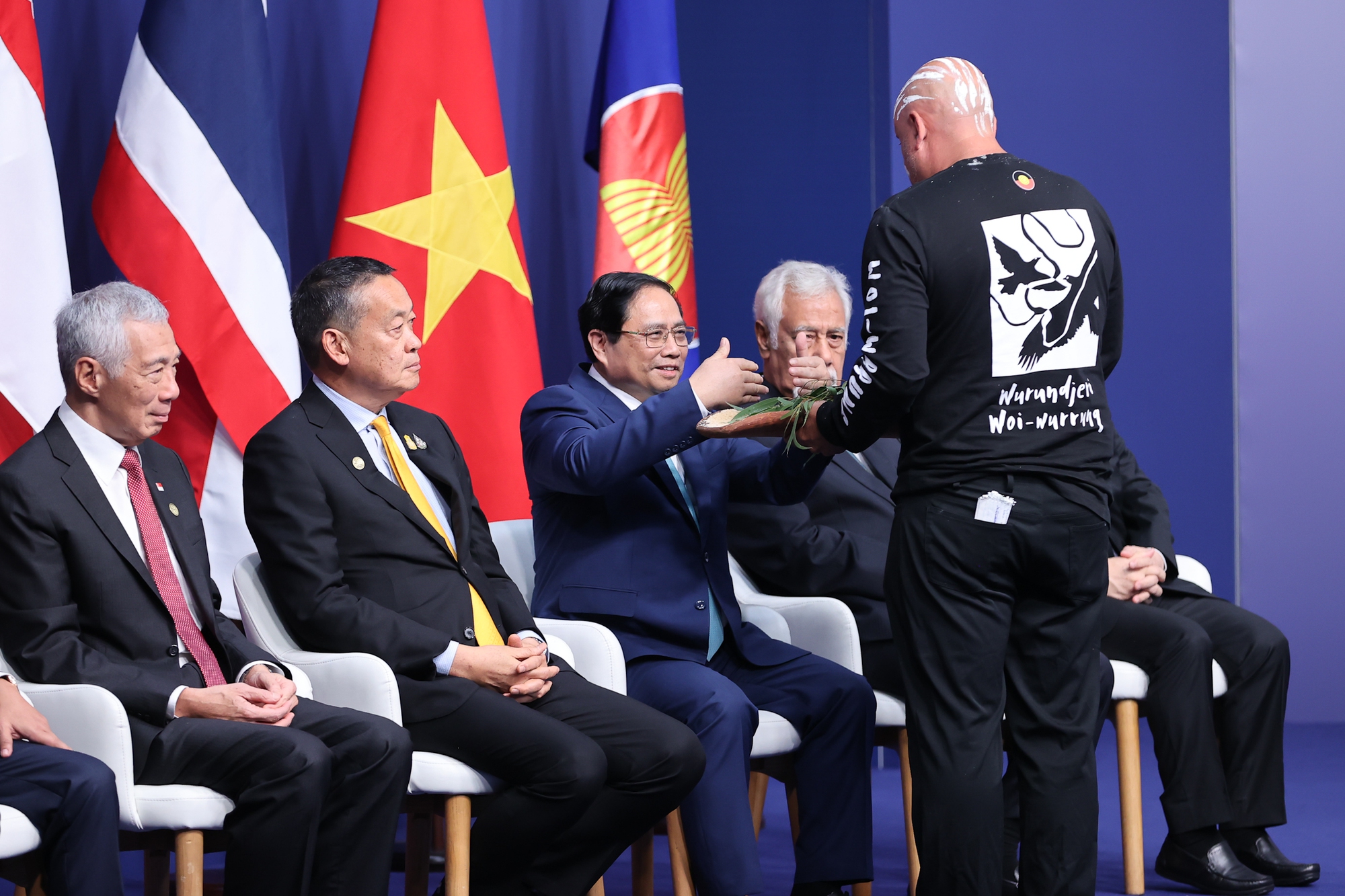 Thủ tướng Phạm Minh Chính và các đại biểu dự nghi lễ chúc phúc theo truyền thống - Ảnh: VGP/Nhật Bắc