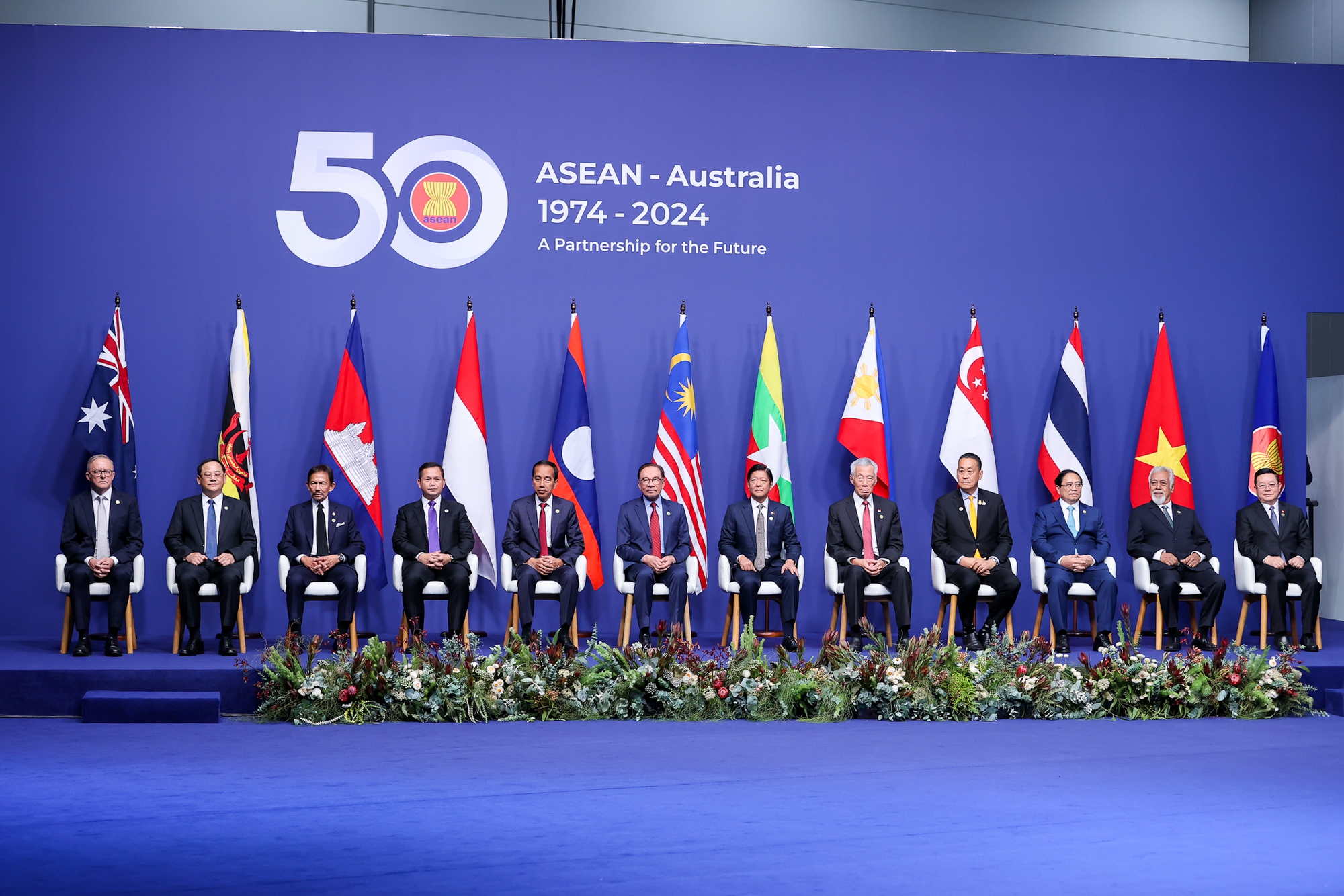 Thủ tướng Australia Anthony Albanese, Thủ tướng Phạm Minh Chính và Lãnh đạo các nước ASEAN và Tổng Thư ký ASEAN tại lễ đón - Ảnh: VGP/Nhật Bắc