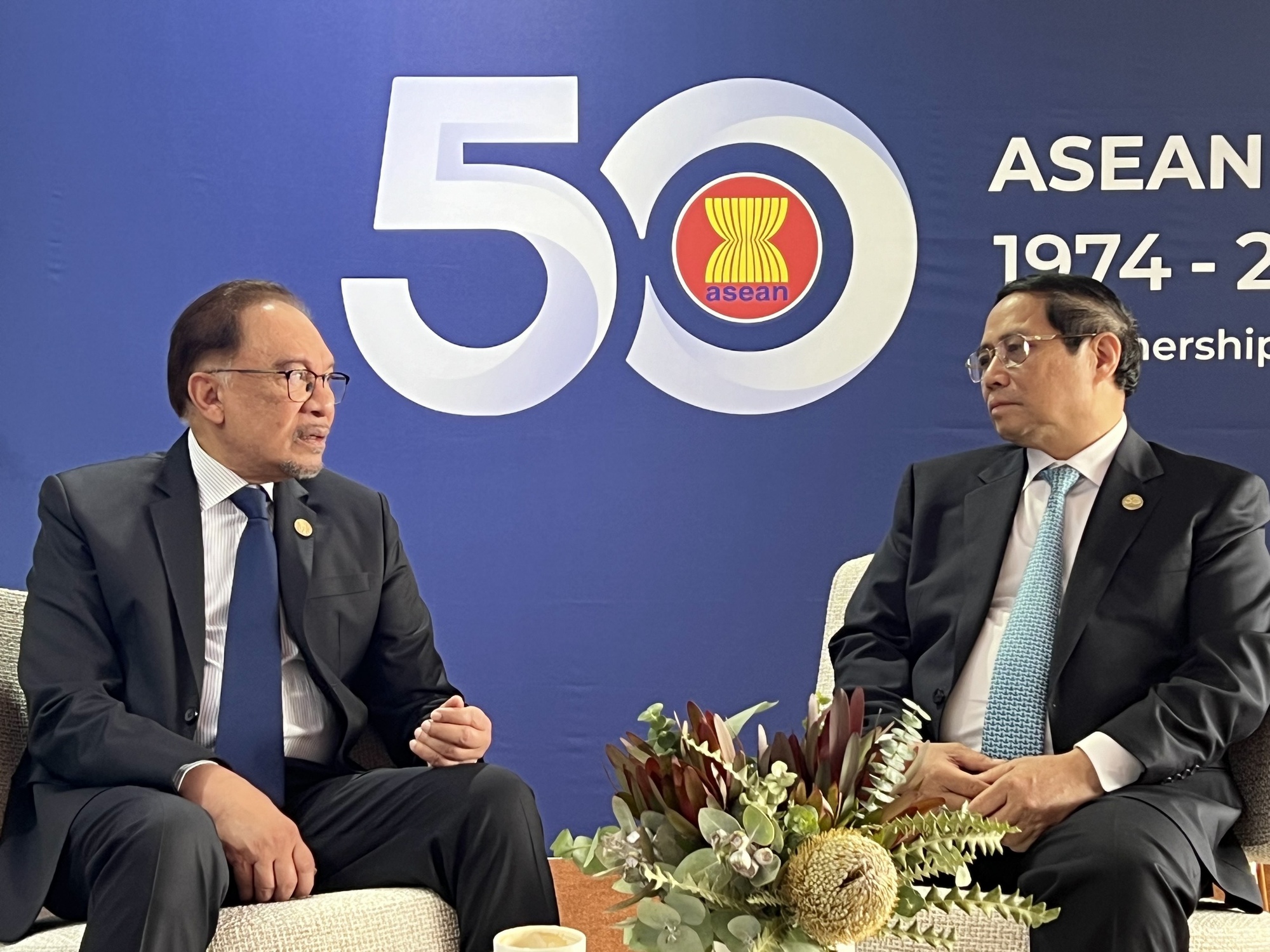 Thủ tướng Phạm Minh Chính gặp Thủ tướng Malaysia Anwar Ibrahim - Ảnh: VGP/Nhật Bắc