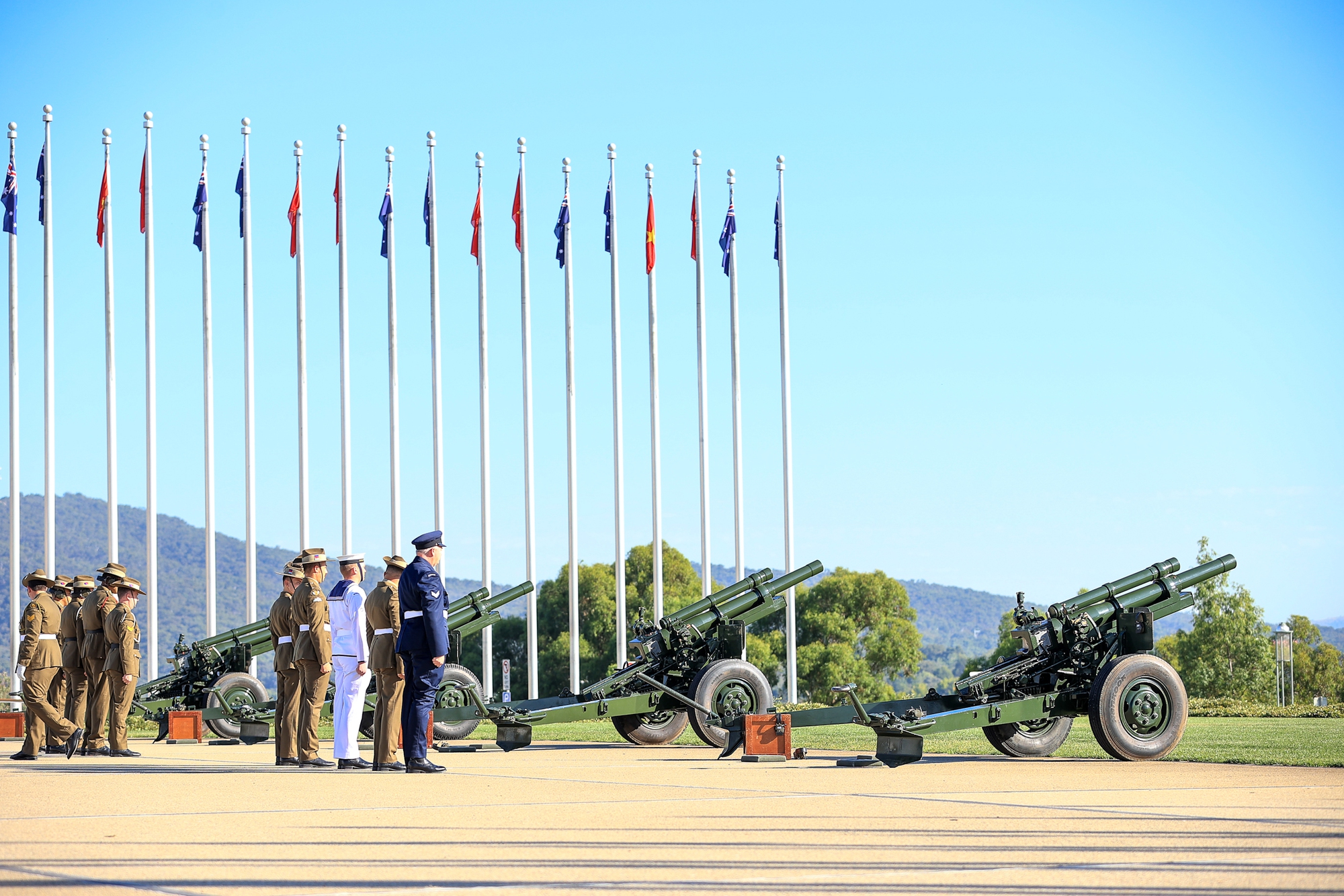 Đội Danh dự Quân đội Australia chuẩn bị nghi thức bắn đại bác chào mừng Thủ tướng Phạm Minh Chính - Ảnh: VGP/Nhật Bắc