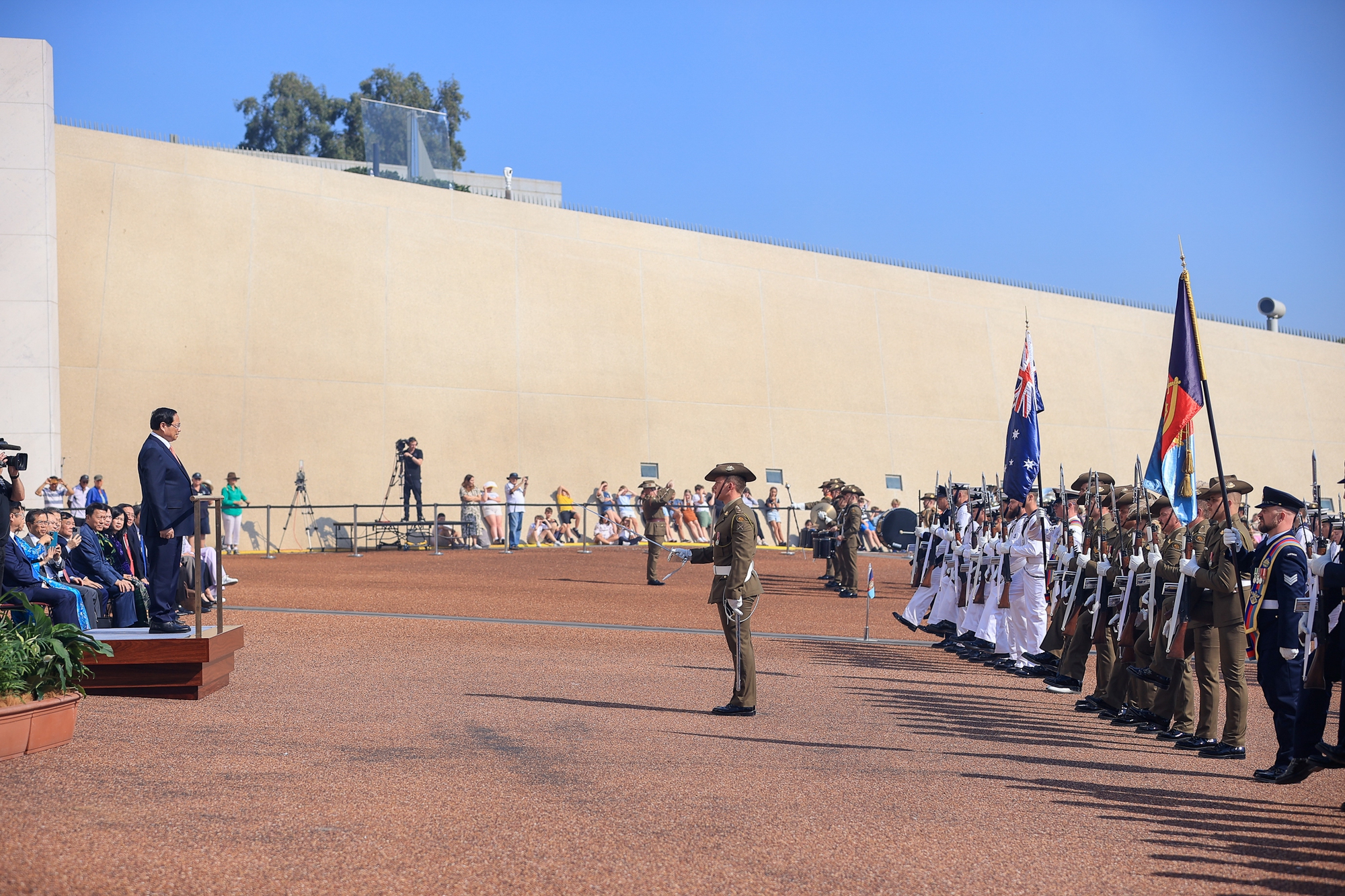 Đội trưởng Đội Danh dự quân đội Australia trân trọng mời Thủ tướng Phạm Minh Chính duyệt Đội Danh dự - Ảnh: VGP/Nhật Bắc