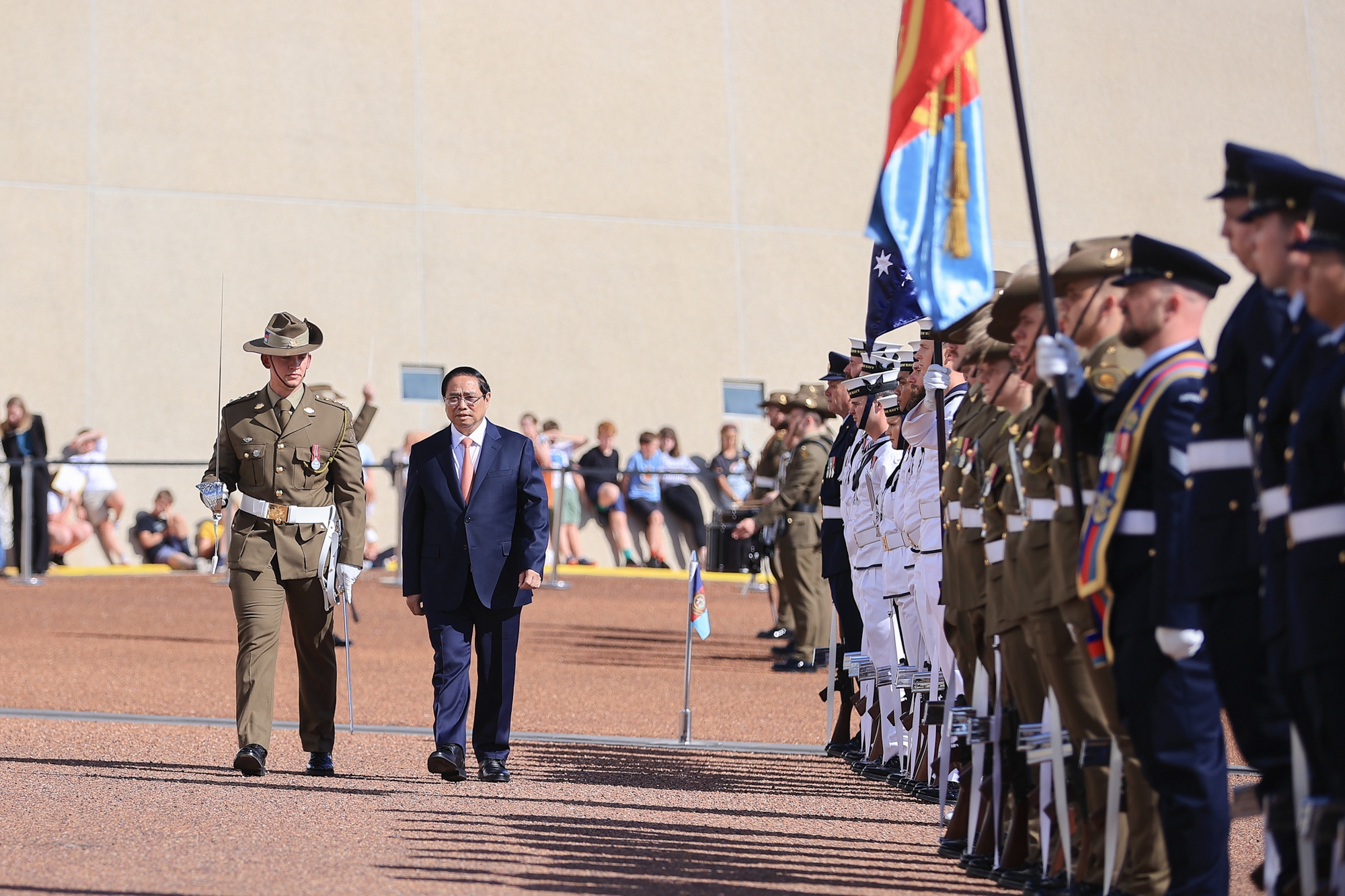 Thủ tướng Phạm Minh Chính duyệt Đội Danh dự quân đội Australia - Ảnh: VGP/Nhật Bắc