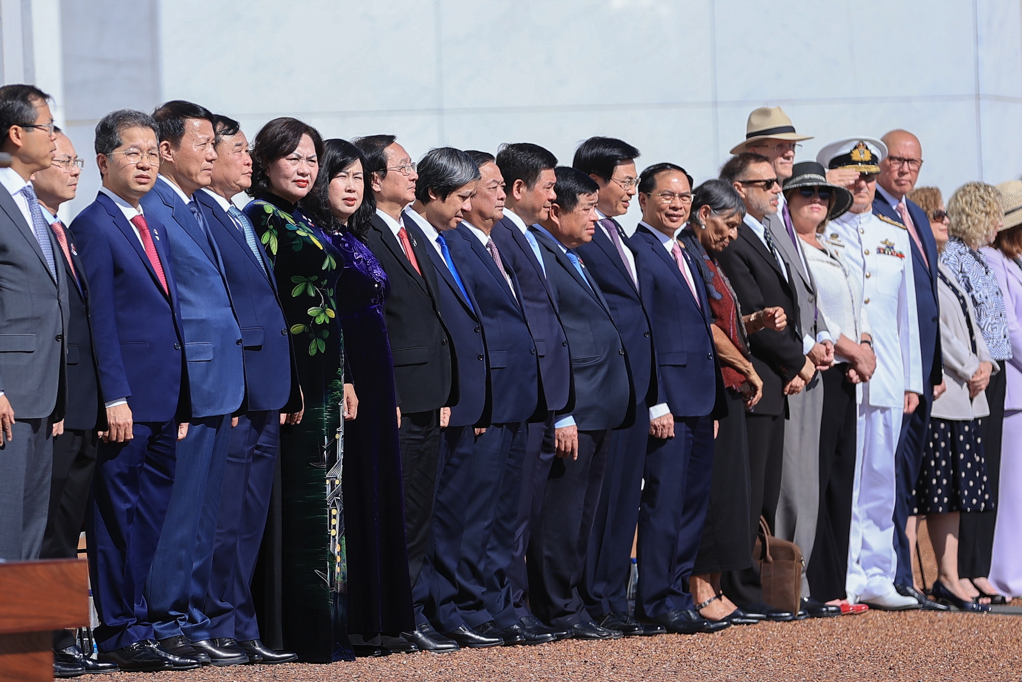 Đoàn đại biểu cấp cao Việt Nam tại Lễ đón - Ảnh: VGP/Nhật Bắc