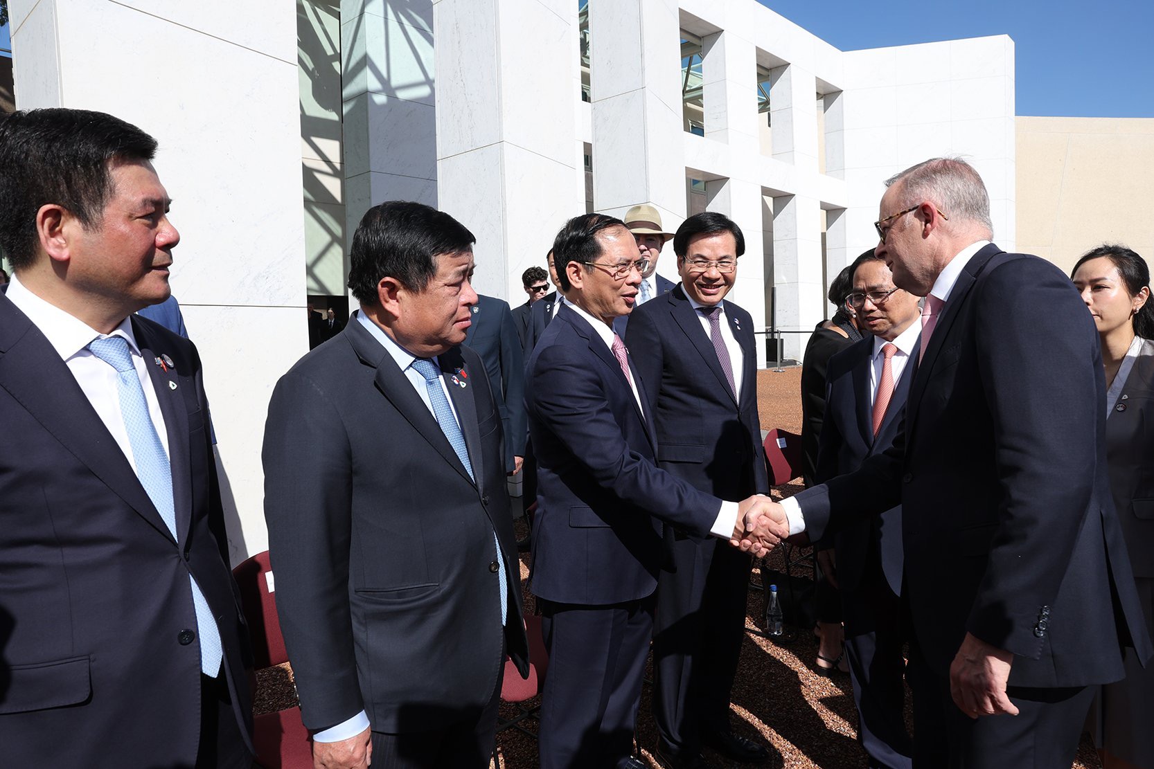 Thủ tướng Phạm Minh Chính giới thiệu thành viên đoàn đại biểu cấp cao Việt Nam với Thủ tướng Australia Anthony Albanese - Ảnh: VGP/Nhật Bắc