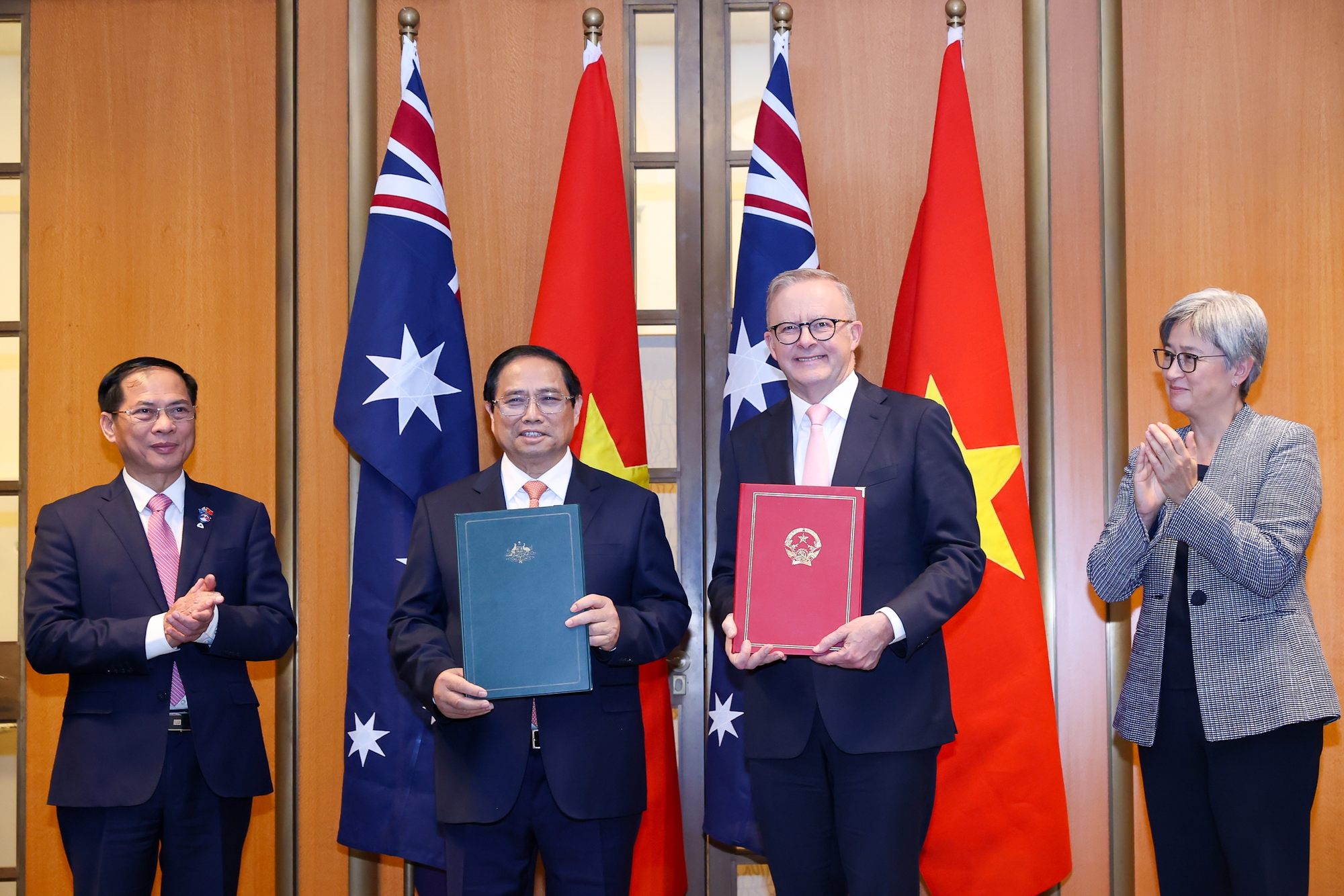 Thủ tướng Phạm Minh Chính và Thủ tướng Australia Anthony Albanese trao đổi tuyên bố về việc nâng cấp quan hệ hai nước lên Đối tác Chiến lược toàn diện - Ảnh: VGP/Nhật Bắc