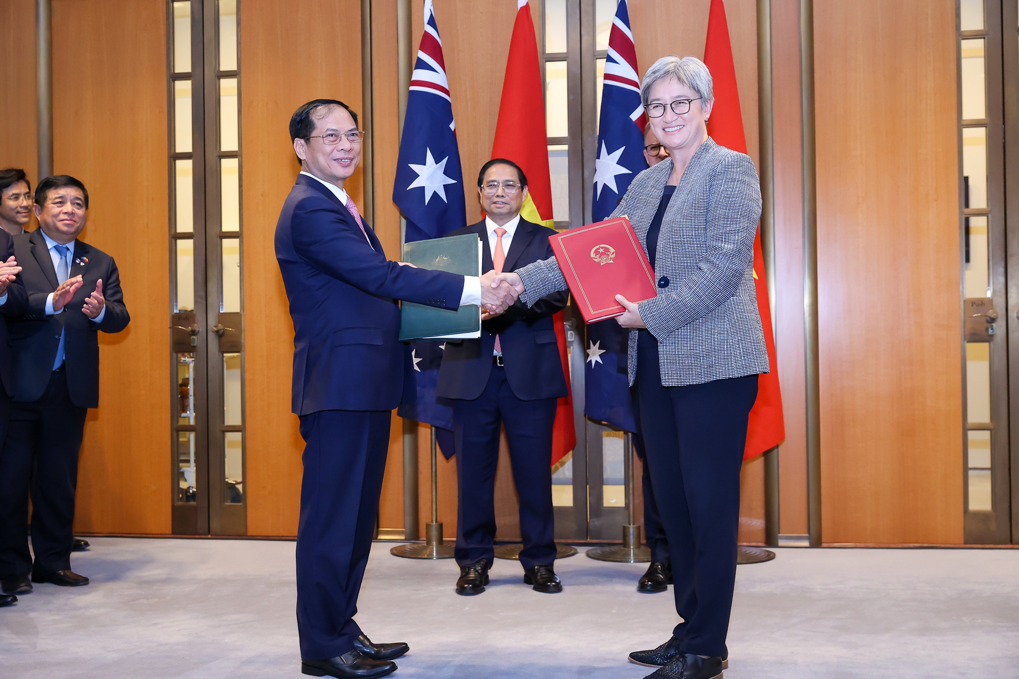 Lãnh đạo Bộ Ngoại giao Việt Nam và Australia thay mặt các bộ, ngành trao 11 văn kiện hợp tác giữa hai nước - Ảnh: VGP/Nhật Bắc
