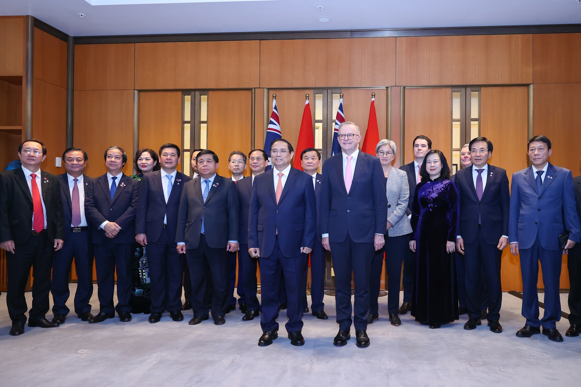 Thủ tướng Phạm Minh Chính và Thủ tướng Australia Anthony Albanese chứng kiến lễ ký kết, trao đổi các văn kiện hợp tác giữa lãnh đạo các bộ ngành, cơ quan hai nước - Ảnh: VGP/Nhật Bắc