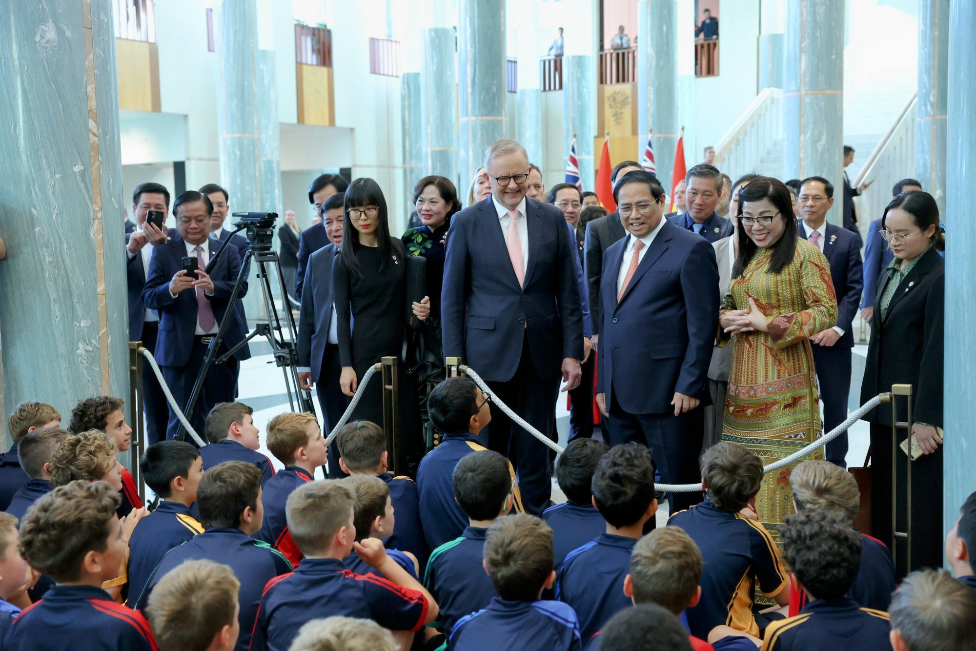 Thủ tướng Phạm Minh Chính và Phu nhân cùng Thủ tướng Anthony Albanese trò chuyện với các cháu học sinh thăm quan toà nhà Quốc hội Australia - Ảnh: VGP/Nhật Bắc