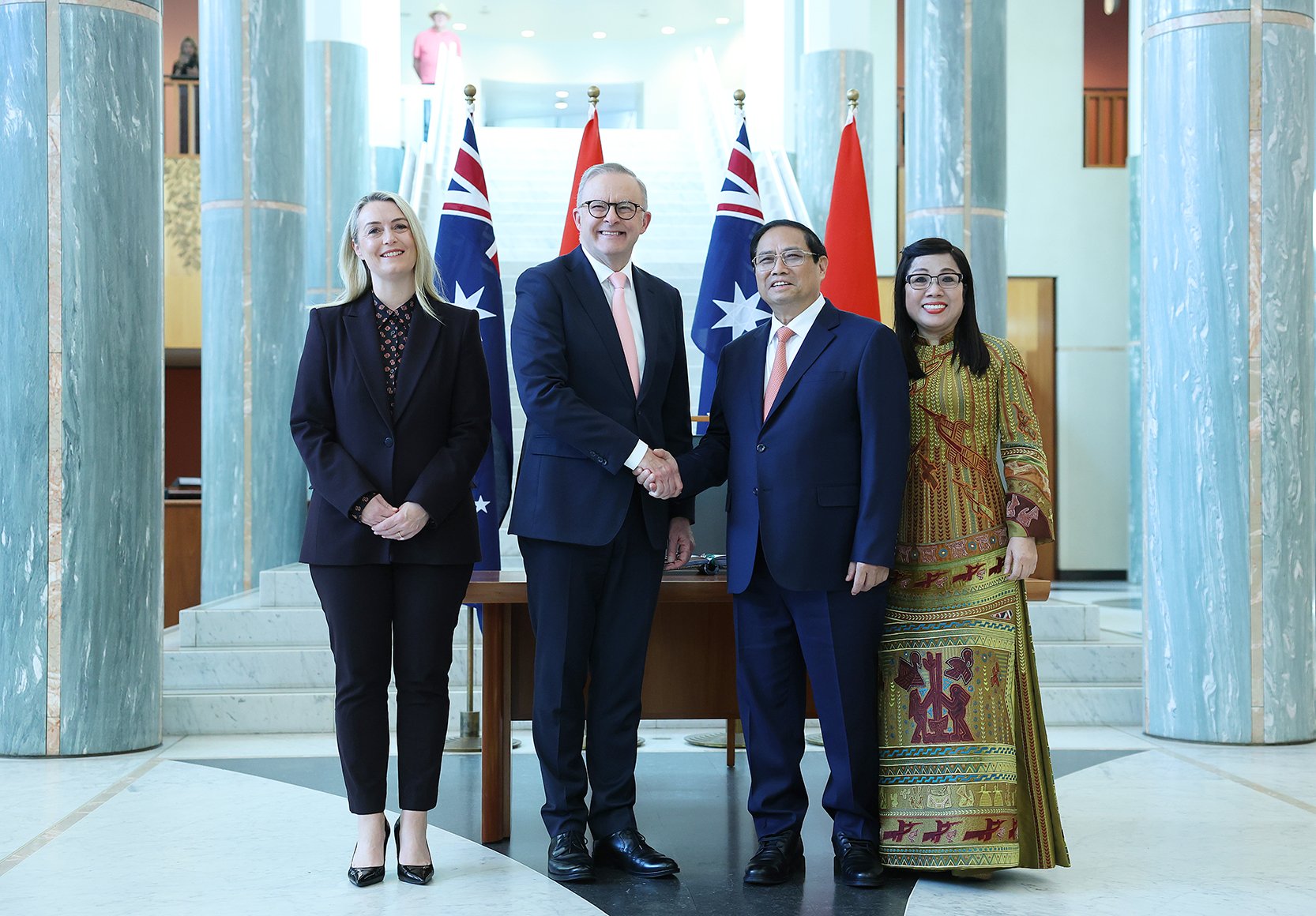 Thủ tướng Phạm Minh Chính và Phu nhân cùng Thủ tướng Australia và Phu nhân - Ảnh: VGP/Nhật Bắc
