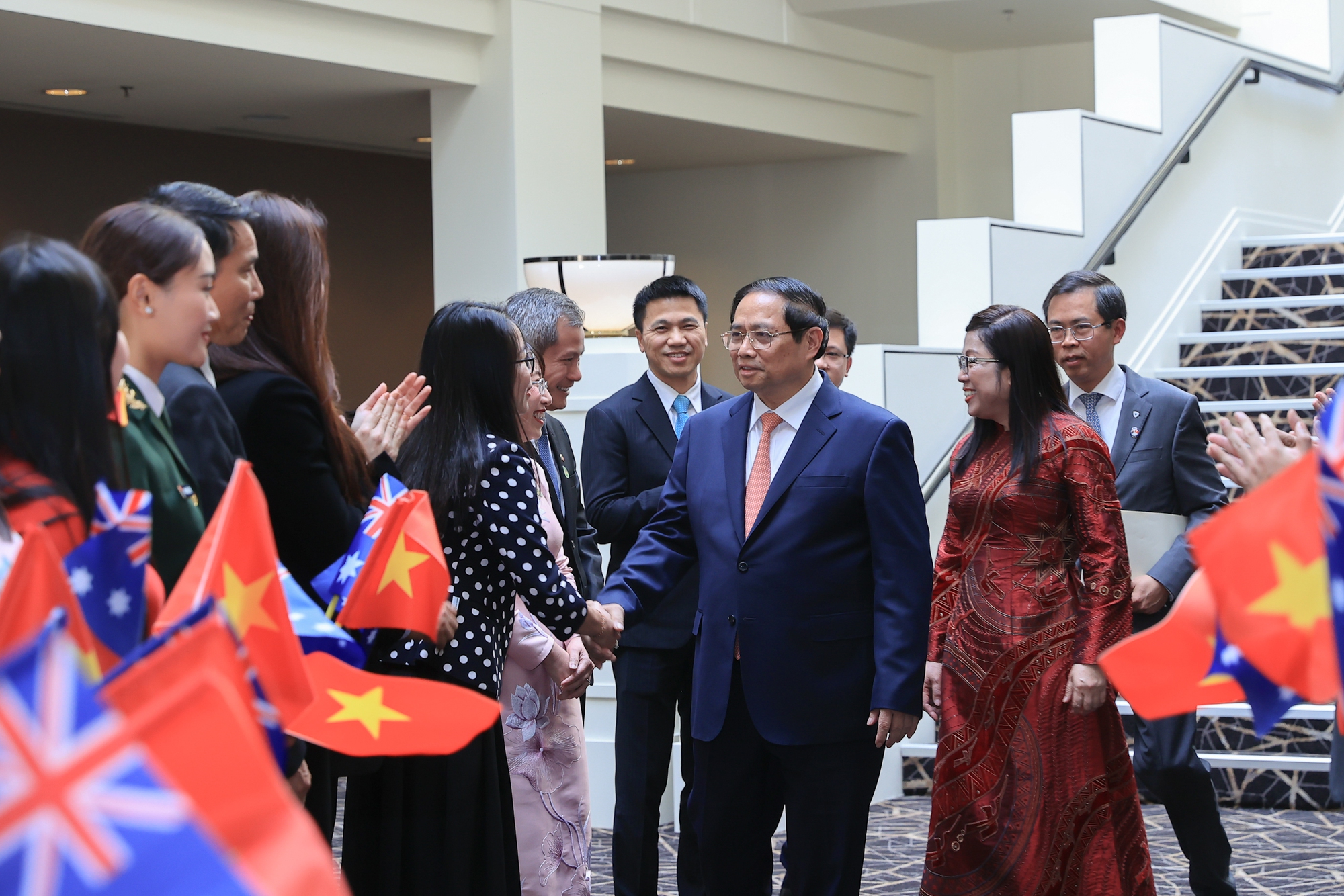 Thủ tướng Phạm Minh Chính cùng Phu nhân và đoàn đại biểu cấp cao Việt Nam đã tới thăm cán bộ, nhân viên cơ quan đại diện ngoại giao và đại diện cộng đồng người Việt tại Australia - Ảnh: VGP/Nhật Bắc