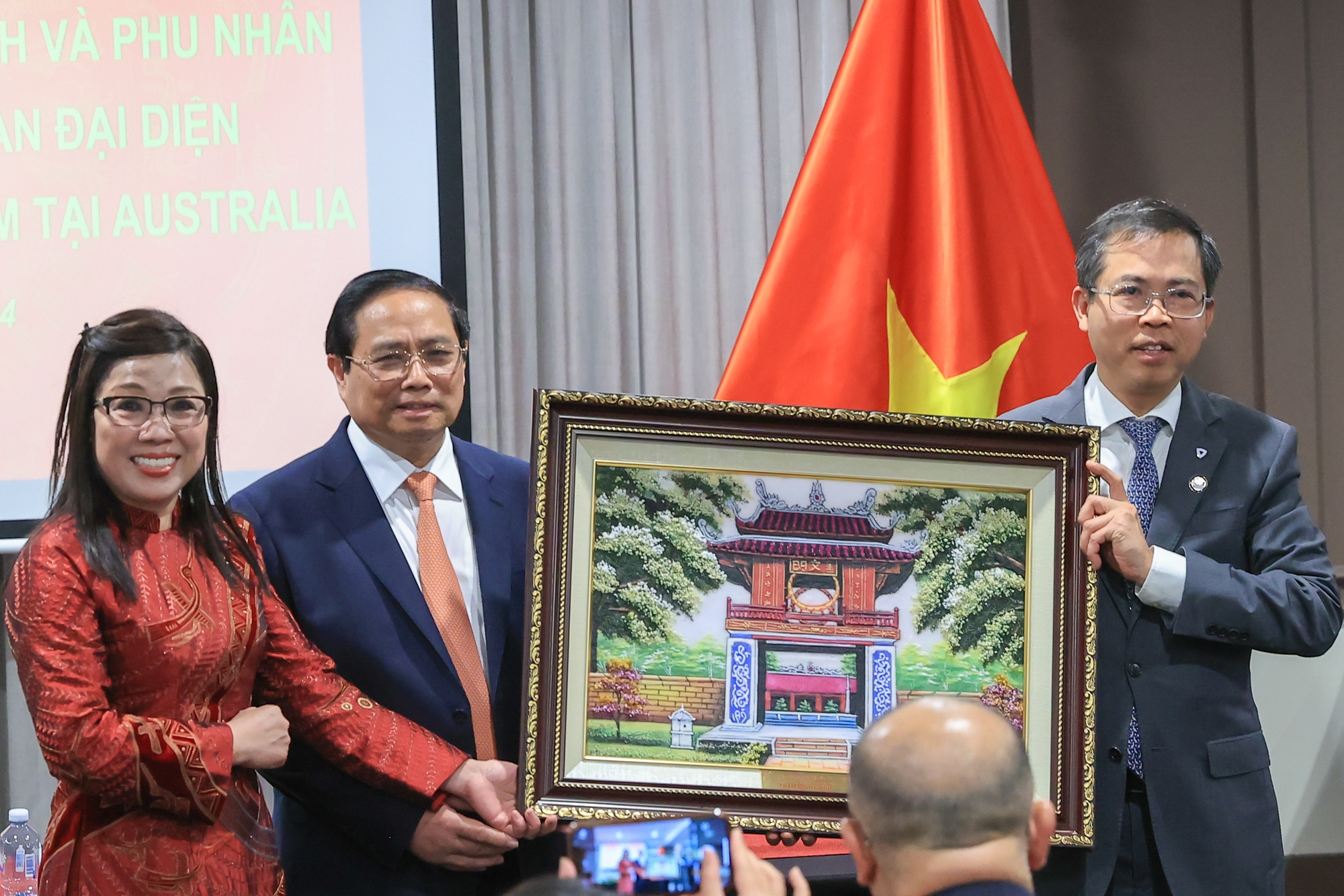 Thủ tướng và Phu nhân tặng quà lưu niệm cho Đại sứ quán Việt Nam và đại diện cộng đồng người Việt Nam tại Australia - Ảnh: VGP/Nhật Bắc