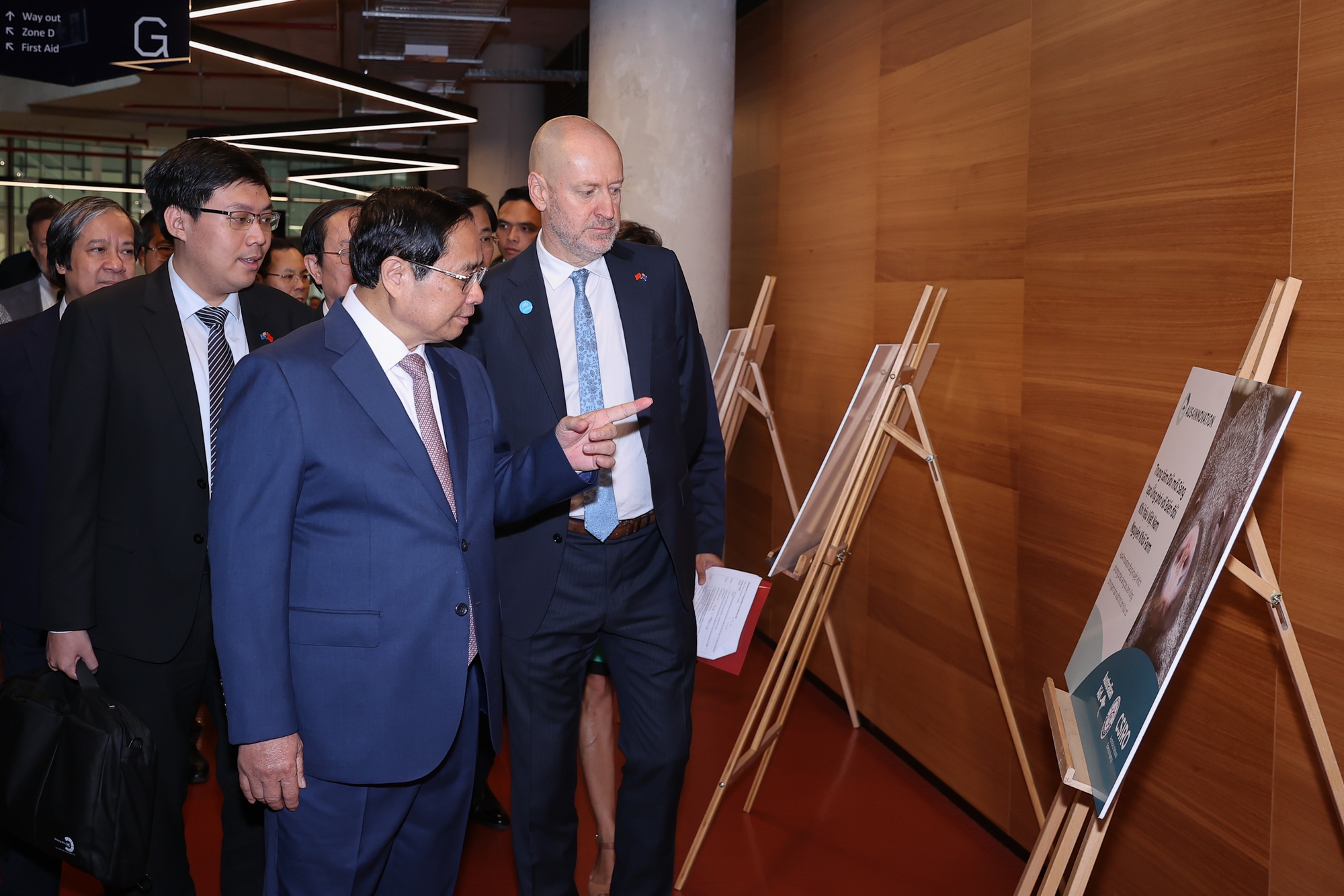 Thủ tướng Chính phủ tham quan triển lãm giới thiệu các kết quả hợp tác giữa CSIRO và Việt Nam - Ảnh: VGP/Nhật Bắc