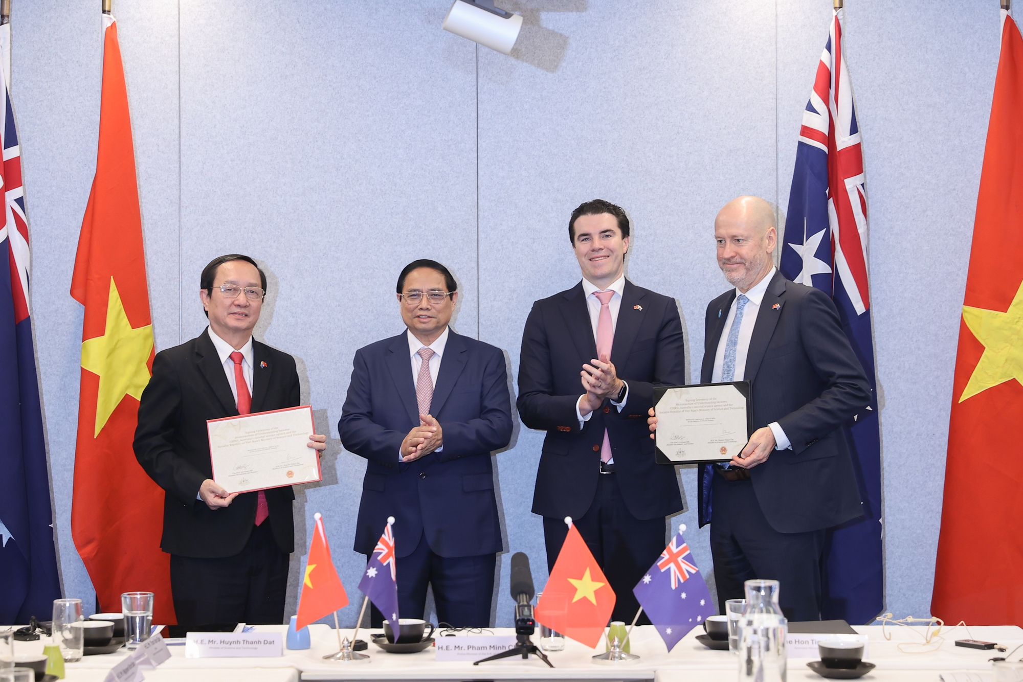 Thủ tướng chứng kiến Bộ trưởng Bộ Khoa học và Công nghệ Huỳnh Thành Đạt và Tổng Giám đốc CSIRO ký kết biên bản ghi nhớ hợp tác giữa hai cơ quan - Ảnh: VGP/Nhật Bắc