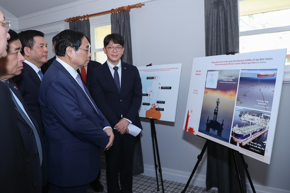 Thủ tướng trao đổi với lãnh đạo tập đoàn SK của Hàn Quốc về đề xuất triển khai dự án công nghệ mới sản xuất hydorgen xanh và lưu trữ CO2 - Ảnh: VGP/Nhật Bắc