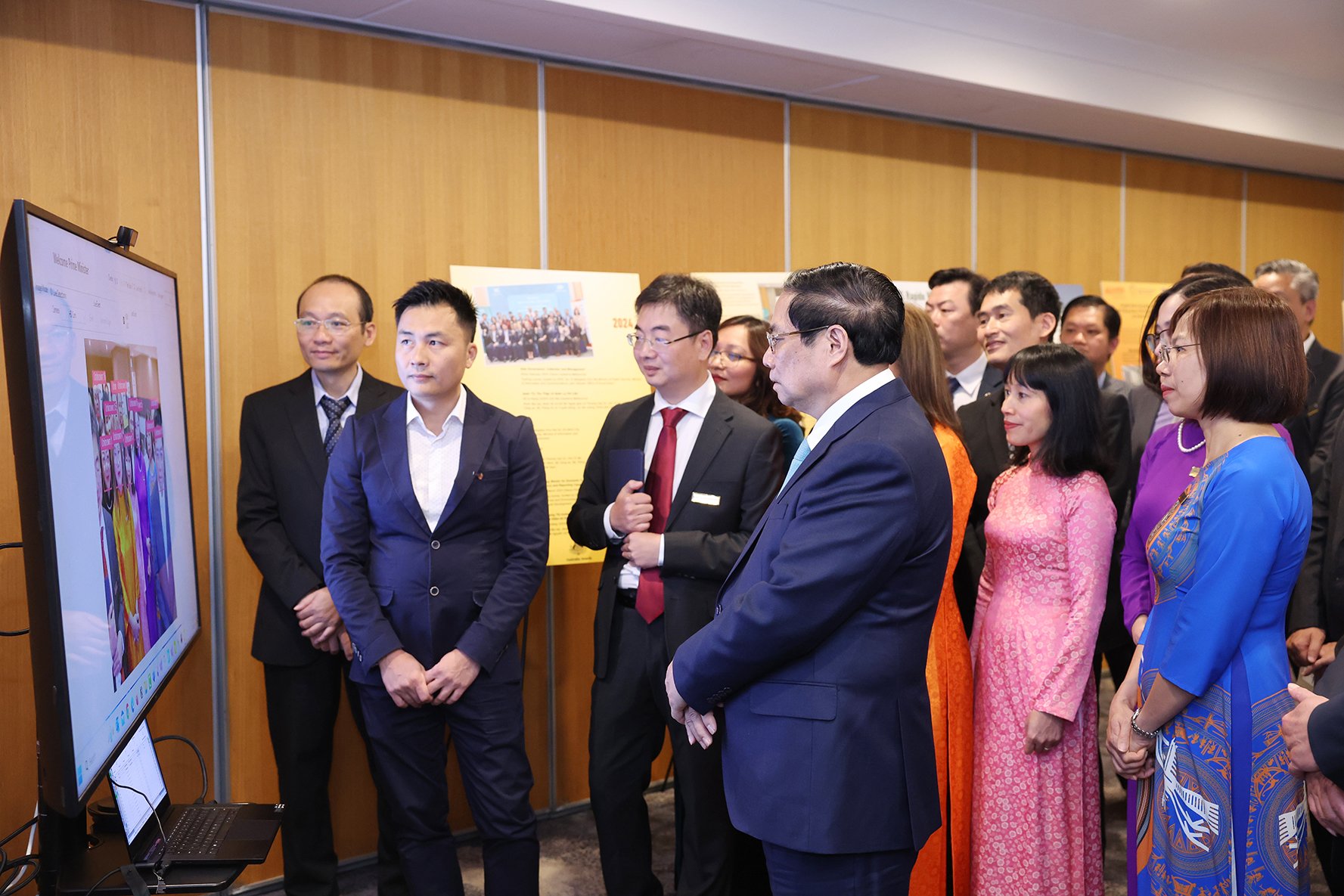 Thủ tướng đề nghị Hội là cầu nối, làm nòng cốt phát huy tối đa vai trò của các trí thức, chuyên gia Việt Nam tại Australia, tiếp tục kết nối các trí thức, nhà khoa học, cơ sở nghiên cứu, đào tạo, doanh nghiệp của Australia và phối hợp với các bộ ngành Việt Nam - Ảnh: VGP/Nhật Bắc