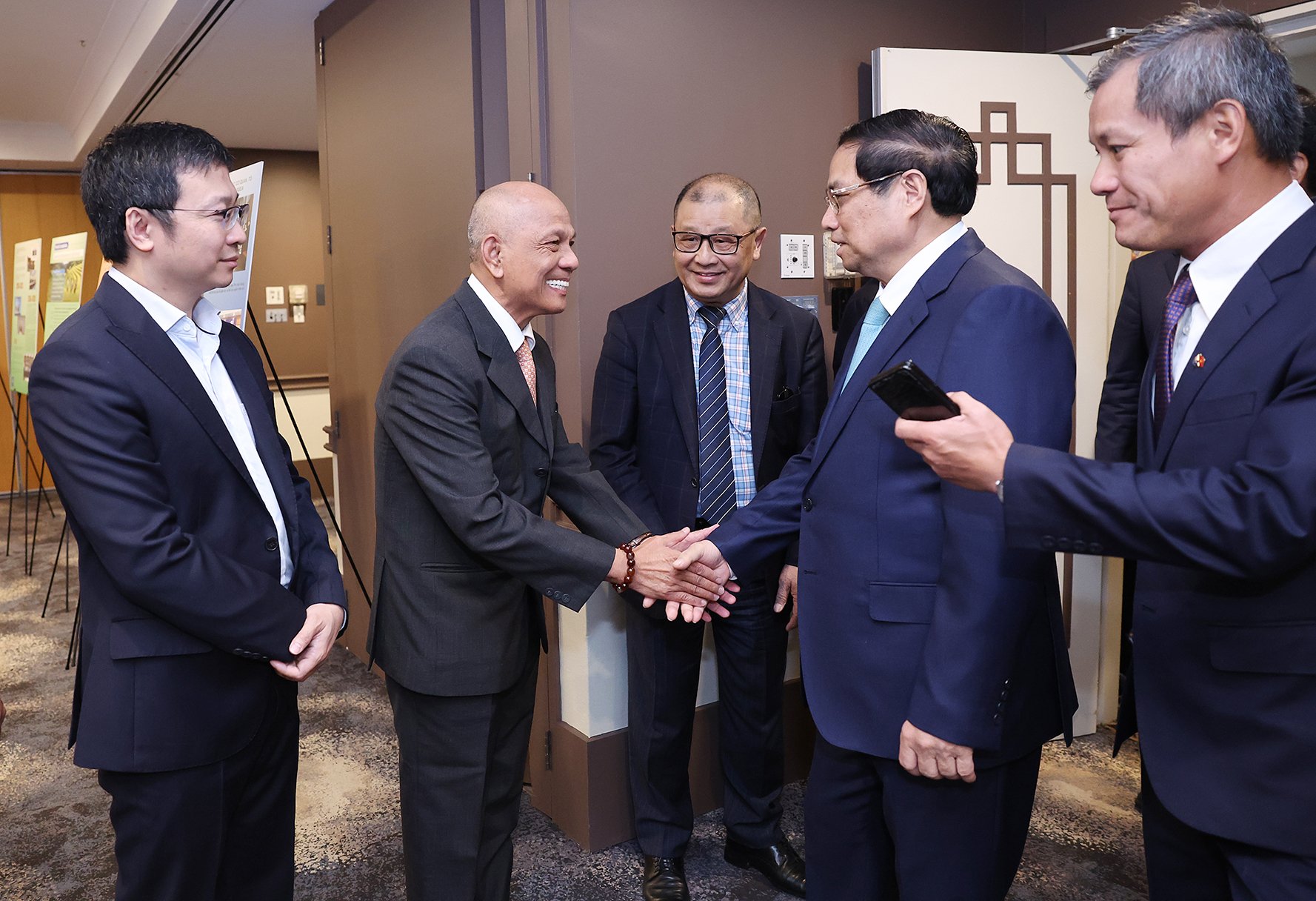 Thủ tướng Phạm Minh Chính thăm hỏi, trò chuyện với lãnh đạo và các thành viên Hội Doanh nhân Việt Nam tại Australia - Ảnh: VGP/Nhật Bắc