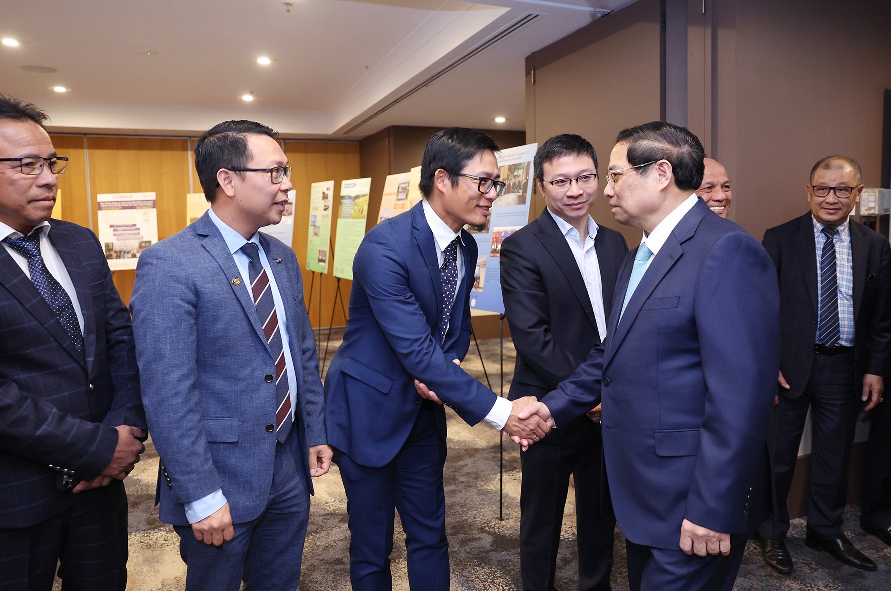 Thủ tướng ghi nhận, đánh giá cao các thành tựu gần đây của Hội Doanh nhân Việt Nam tại Australia trong hoạt động kinh doanh, đóng góp cho sự phát triển kinh tế của hai nước, đồng thời giúp kết nối các doanh nghiệp Việt Nam tại Australia - Ảnh: VGP/Nhật Bắc